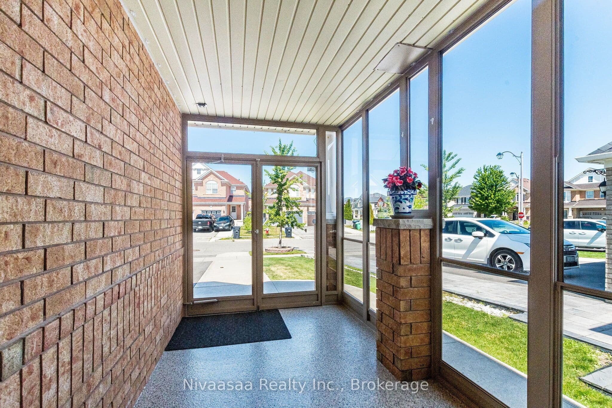 9 Parisian Road, Brampton, ON L6P 2T1