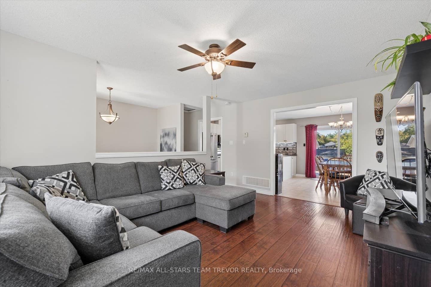 16 Evelyn Avenue, Georgina, ON L4P 3C8