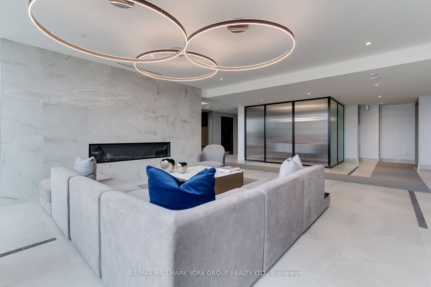 185 Deerfield Road 419, Newmarket, ON L3Y 0G7