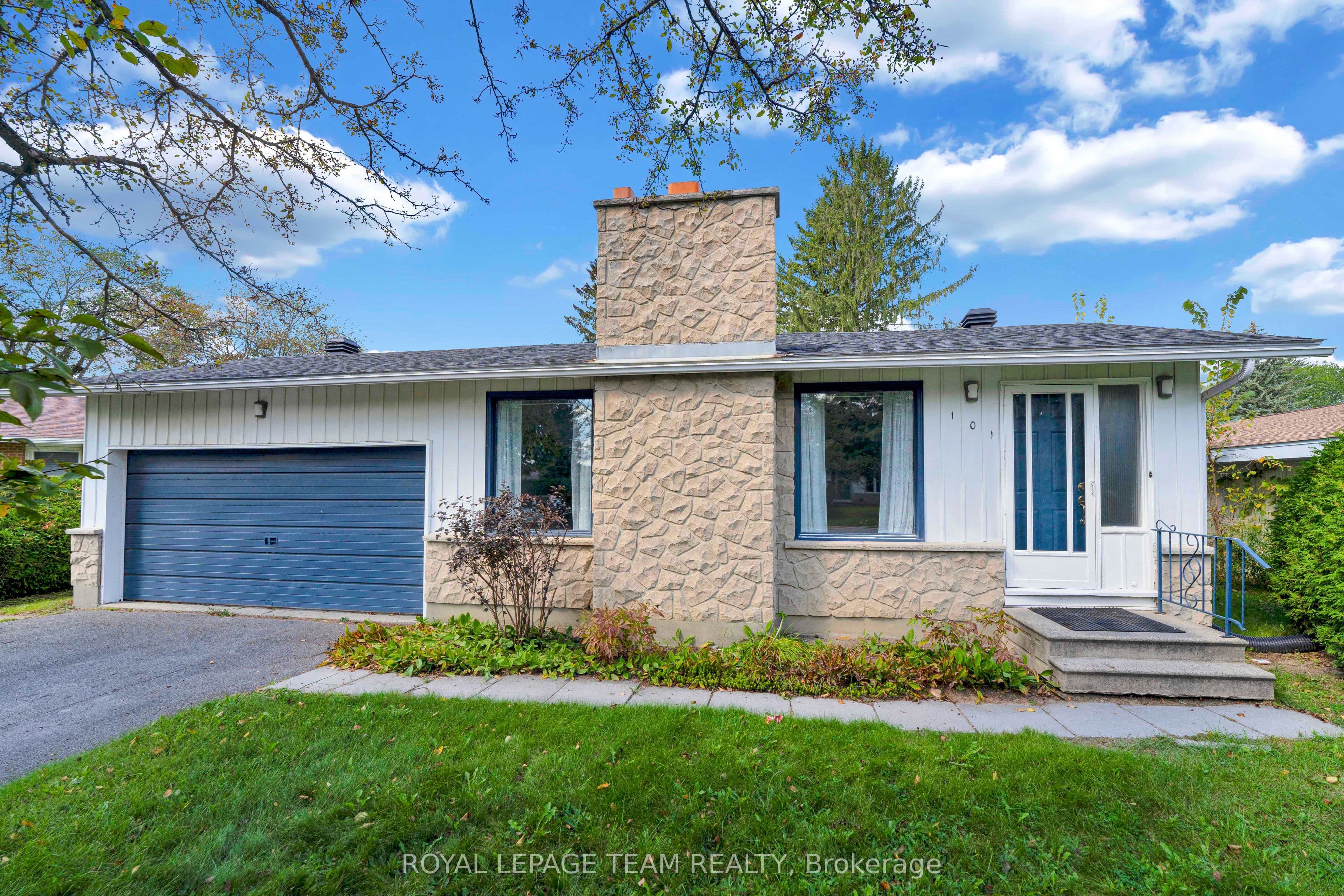 101 Country Lane W, Kanata, ON K2L 1J4