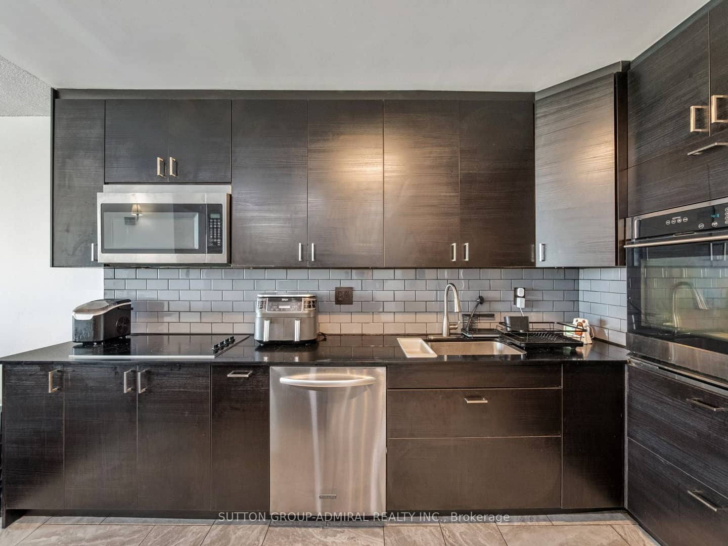 10 Martha Eaton Way 1811, Toronto, ON M6M 5B3