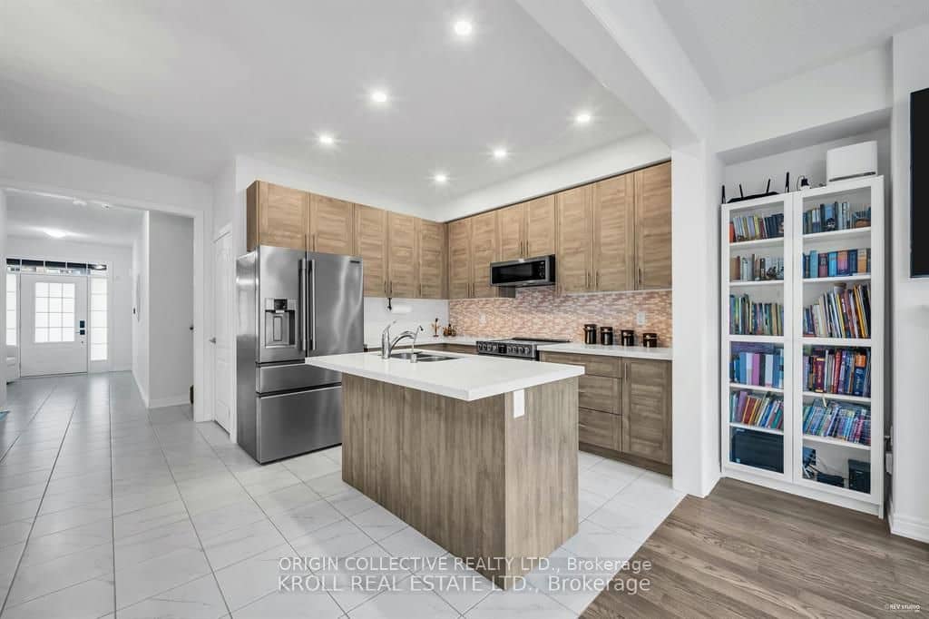 26 Frederick Taylor Way, East Gwillimbury, ON L0G 1M0