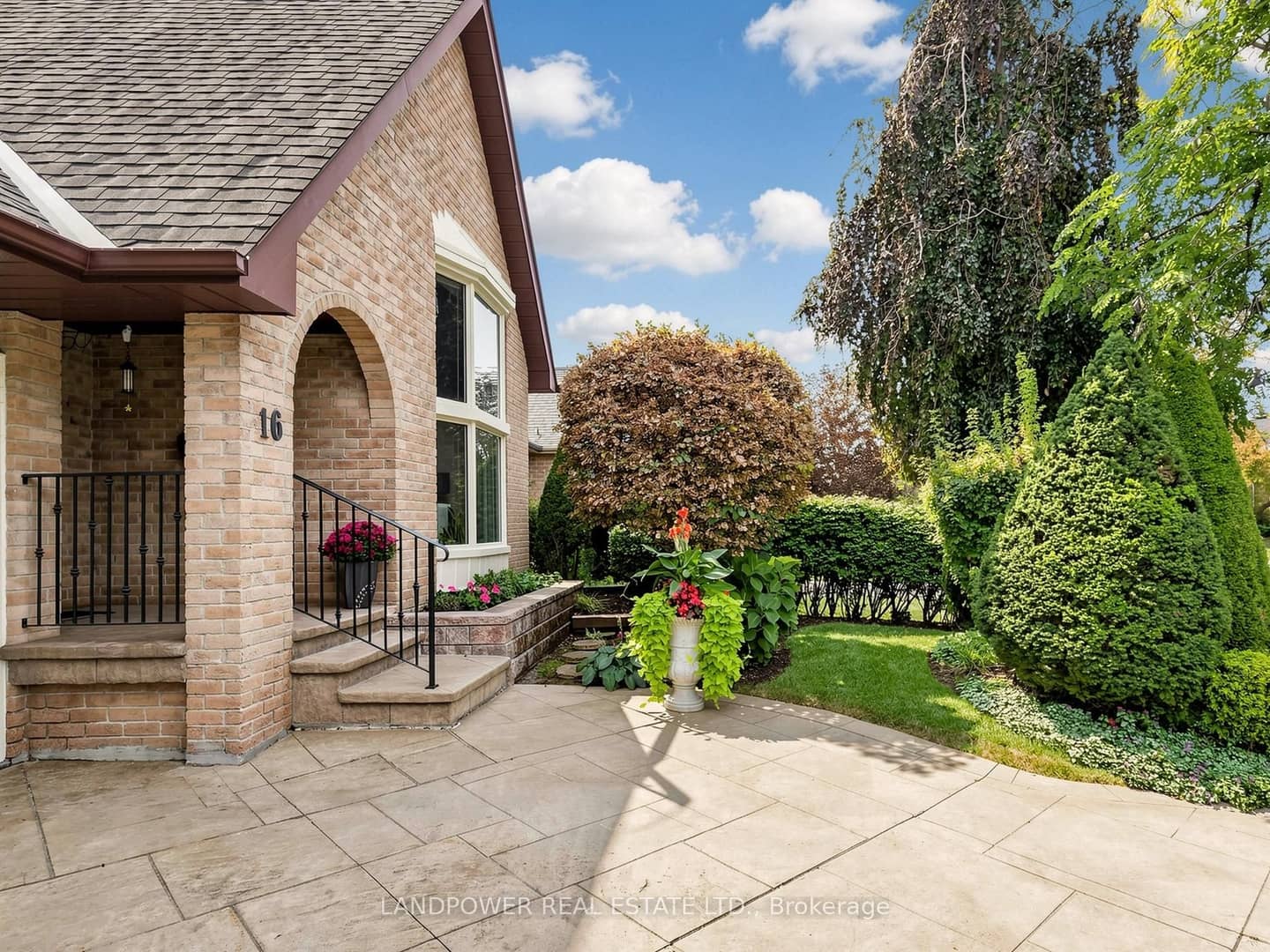 16 Longwater Chase, Markham, ON L3R 4A5