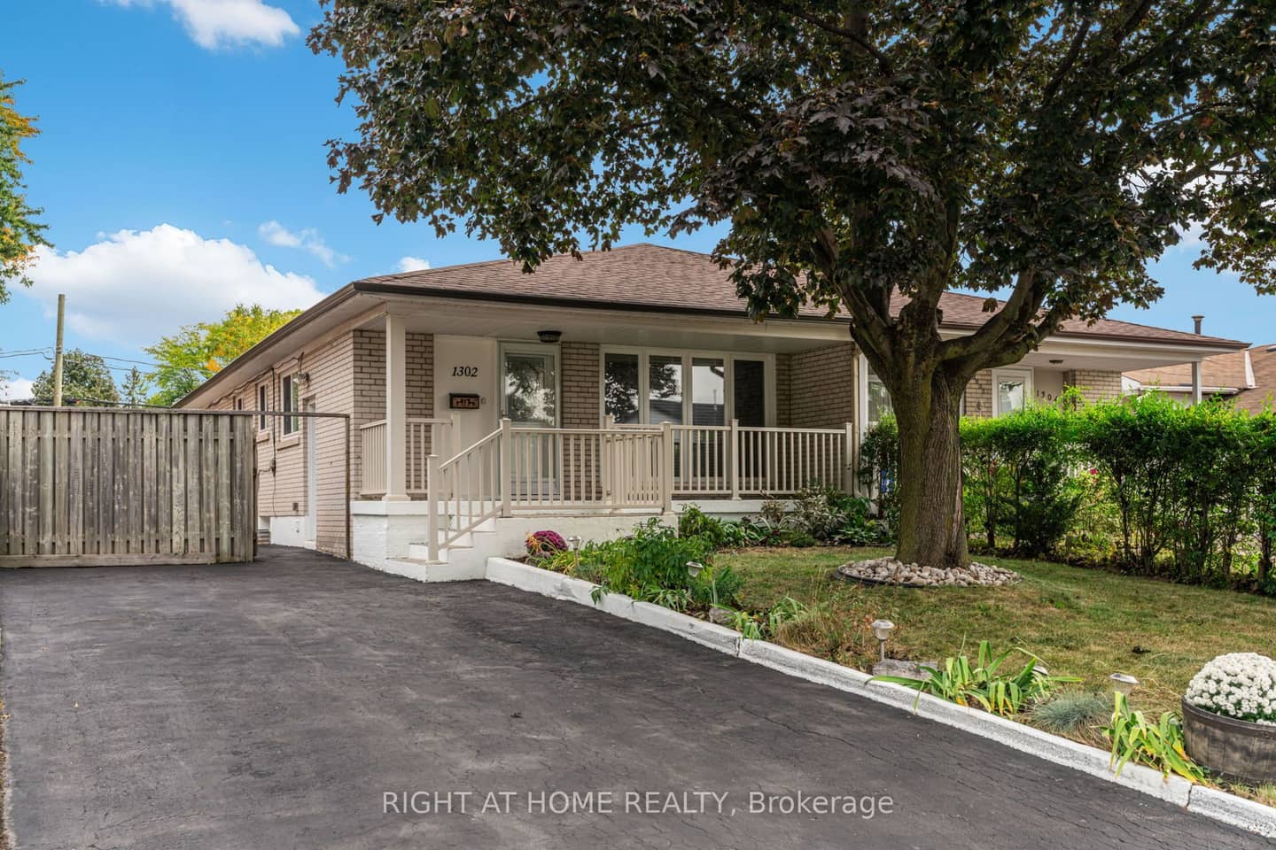 1302 Redbank Crescent, Oakville, ON L6H 1Y5