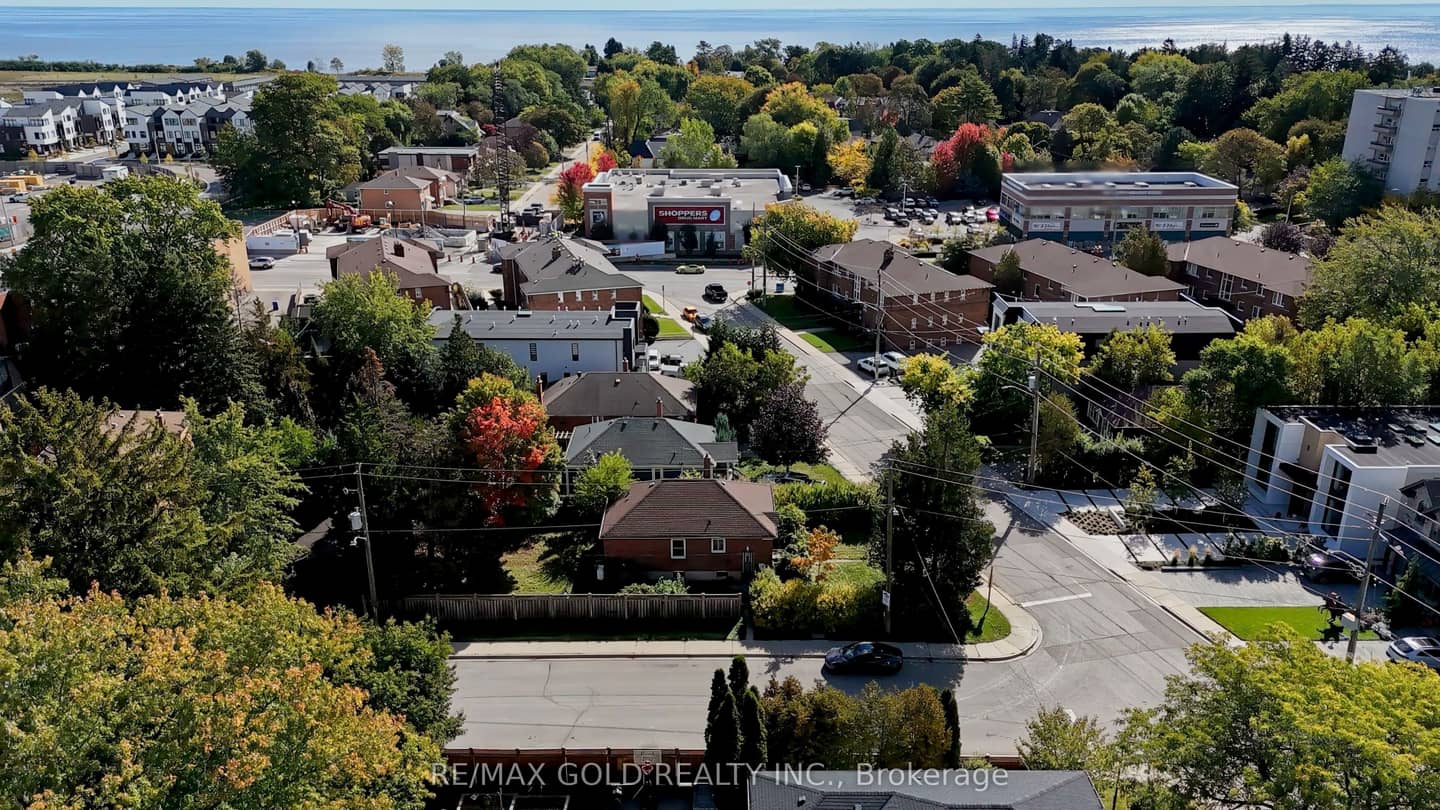 11 Pine Avenue N, Mississauga, ON L5H 2P7