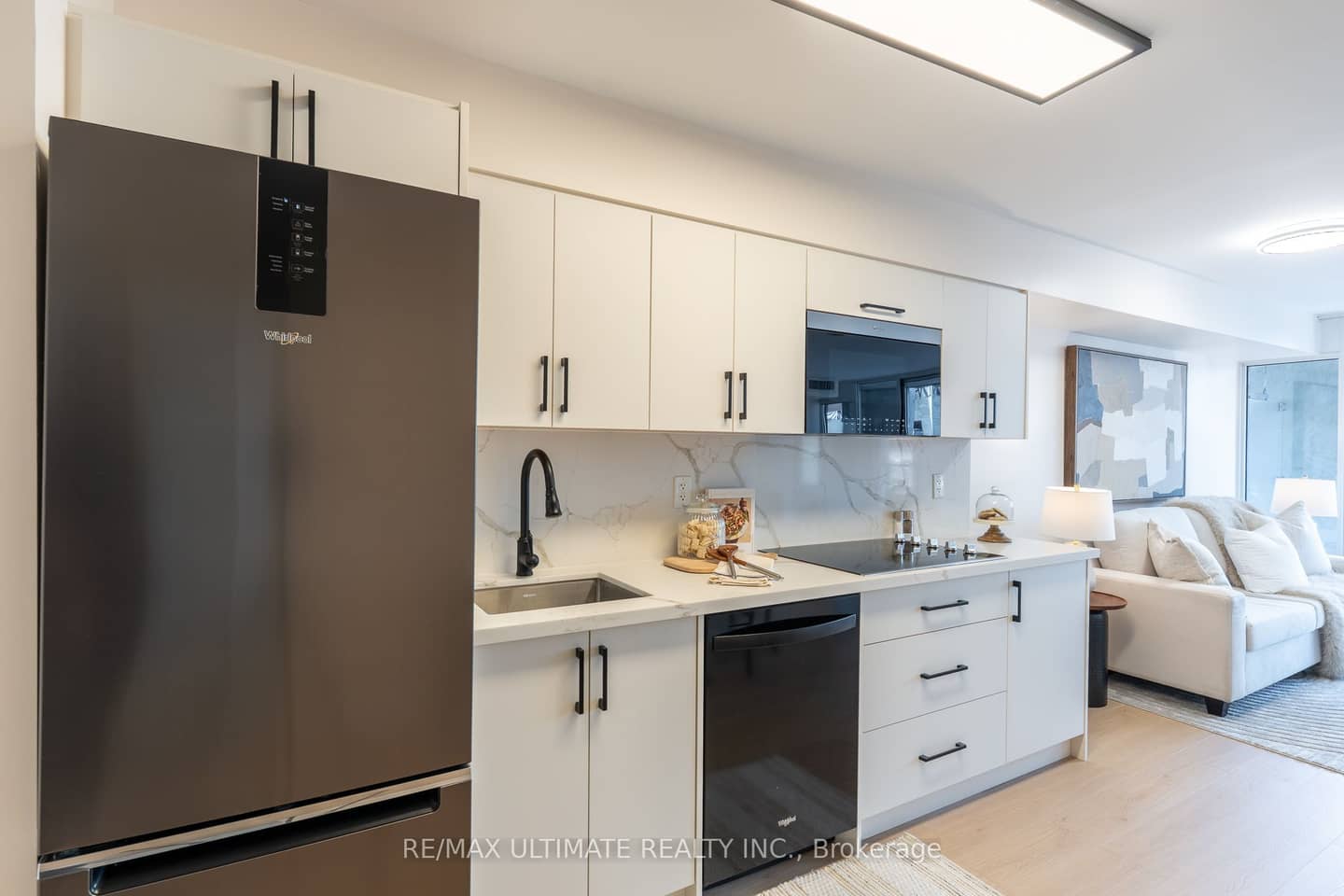 111 Elizabeth Street 627, Toronto, ON M5G 1P7