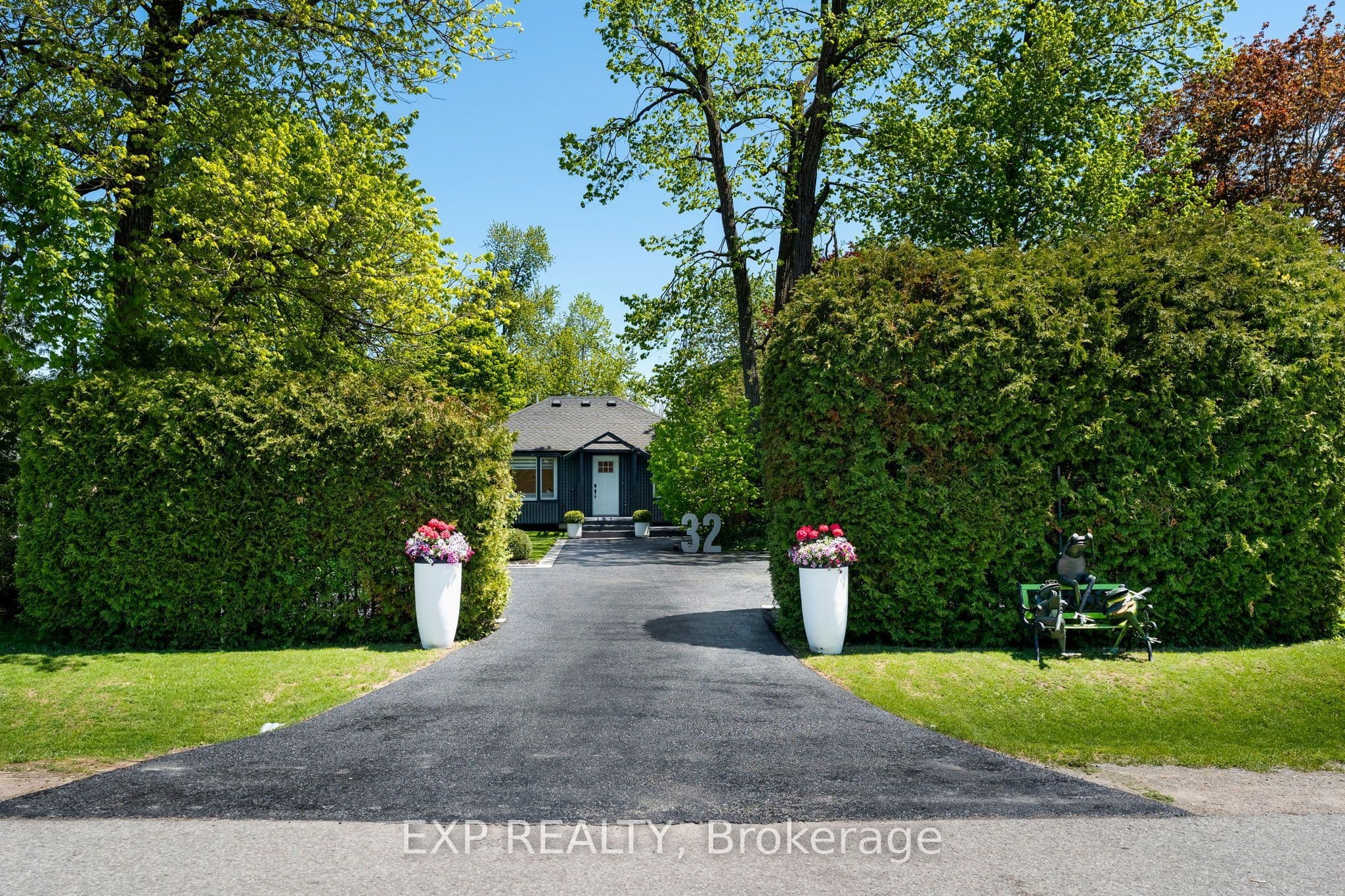 32 Farley Circle, Georgina, ON L0E 1S0