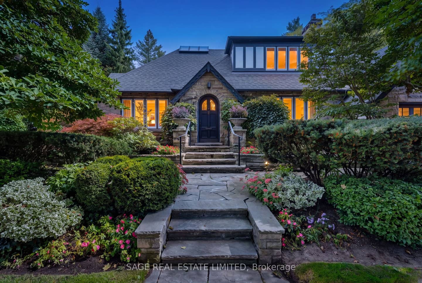 51 King Georges Road, Toronto, ON M8X 1L4