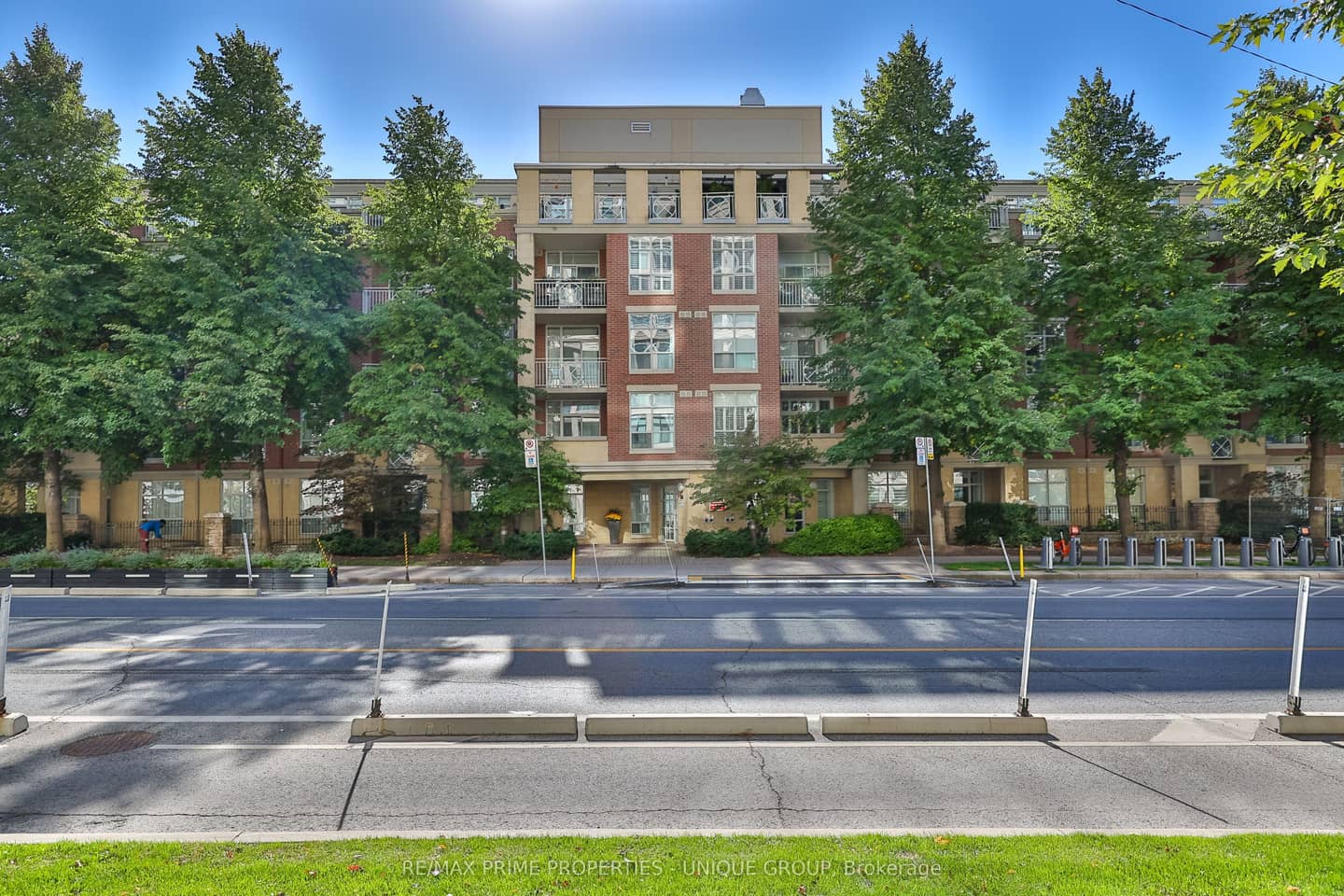 2511 Bloor Street W 202, Toronto, ON M6S 5A6