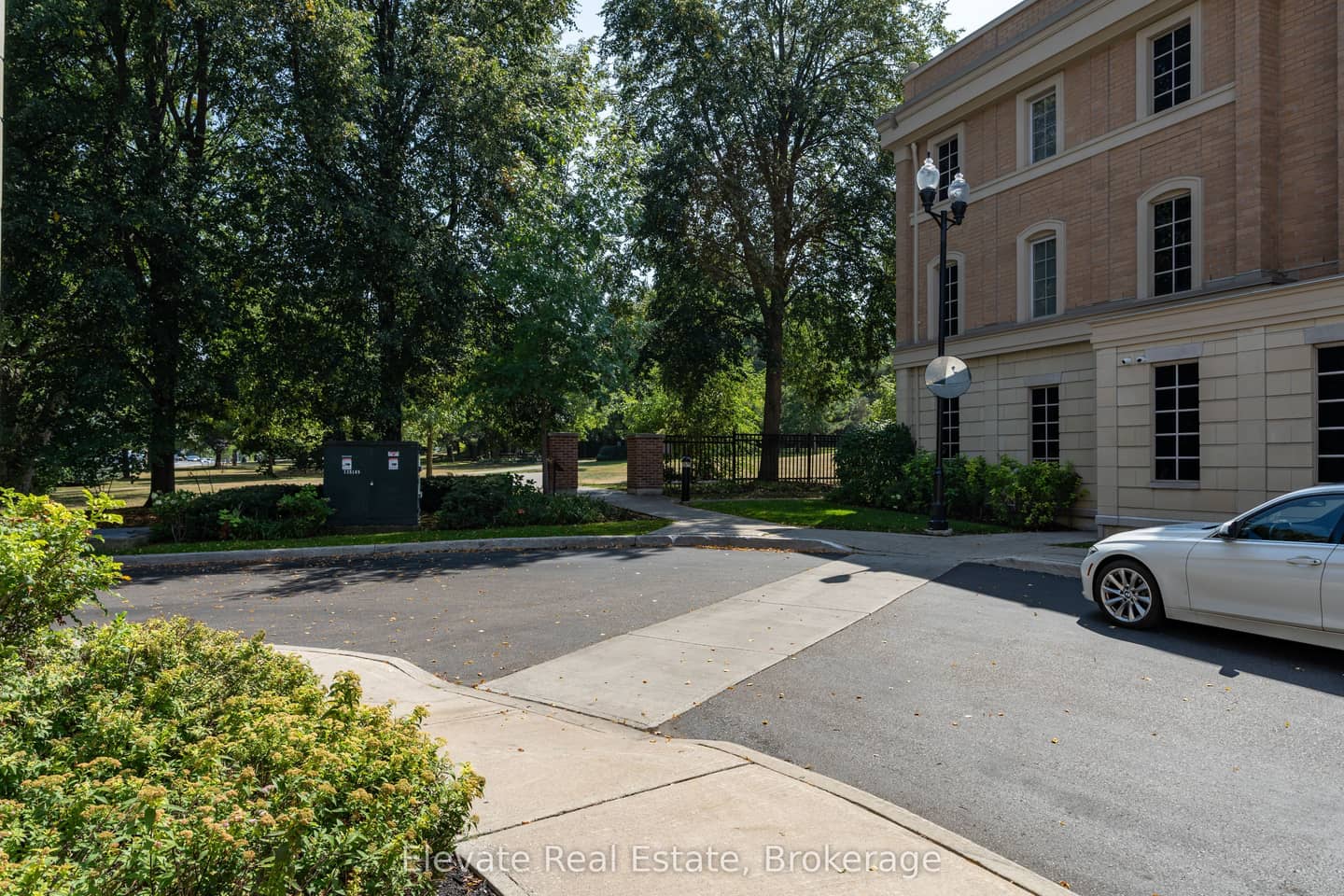 1 Hargrave Lane 1, Toronto, ON M4N 0A4