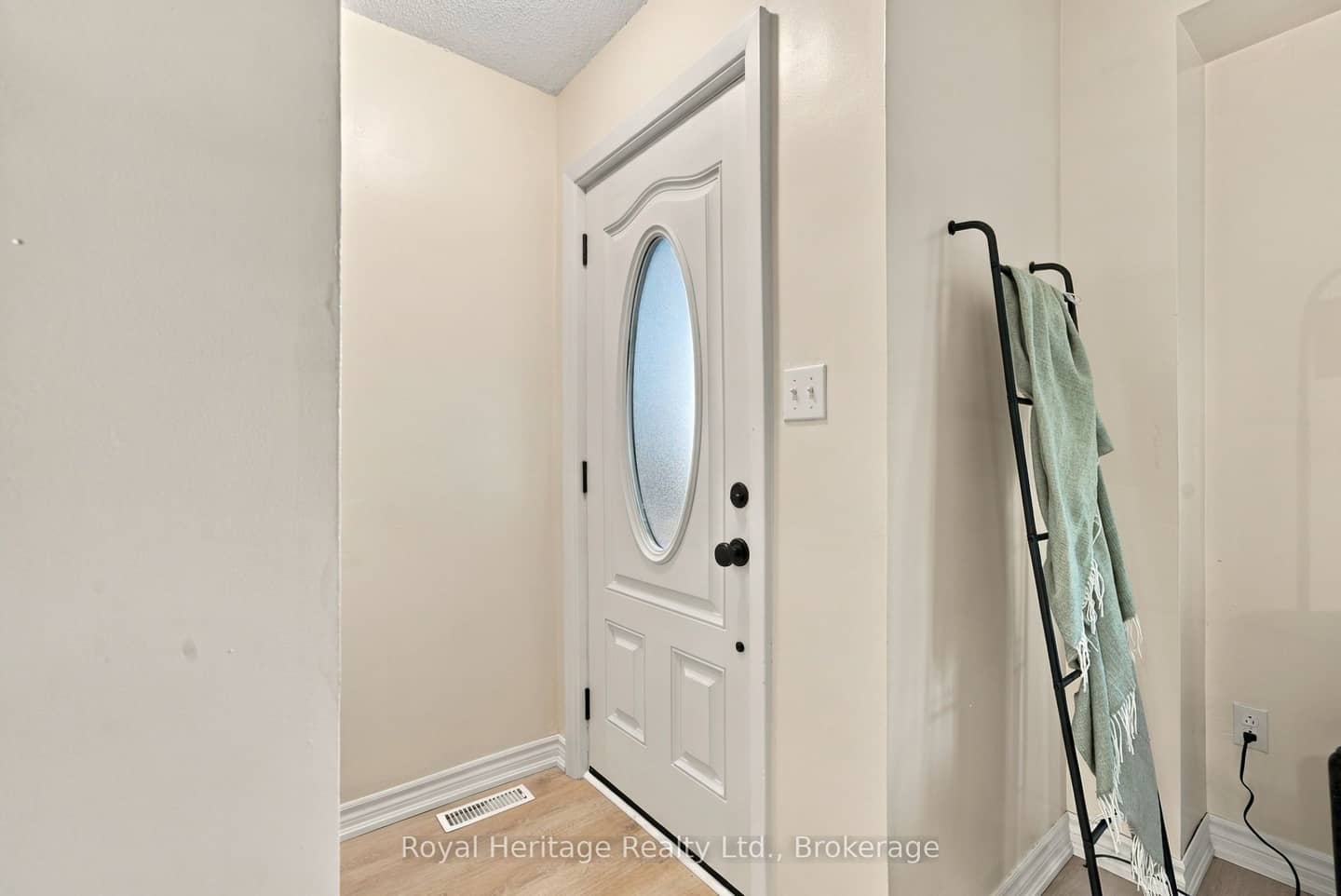814 Cavan Court, Oshawa, ON L1J 7B8