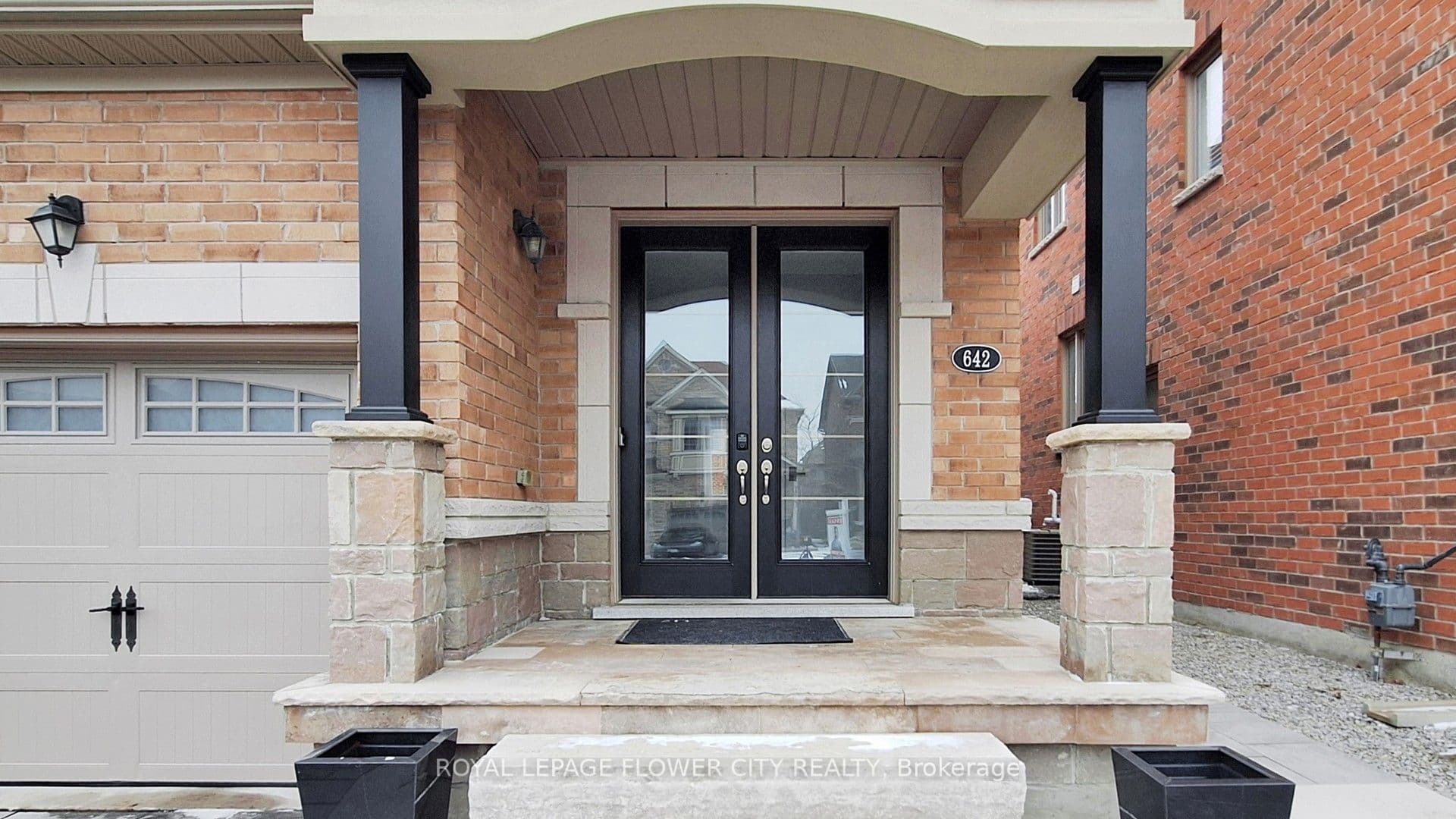 642 Sweetwater Crescent, Newmarket, ON L3X 0H5
