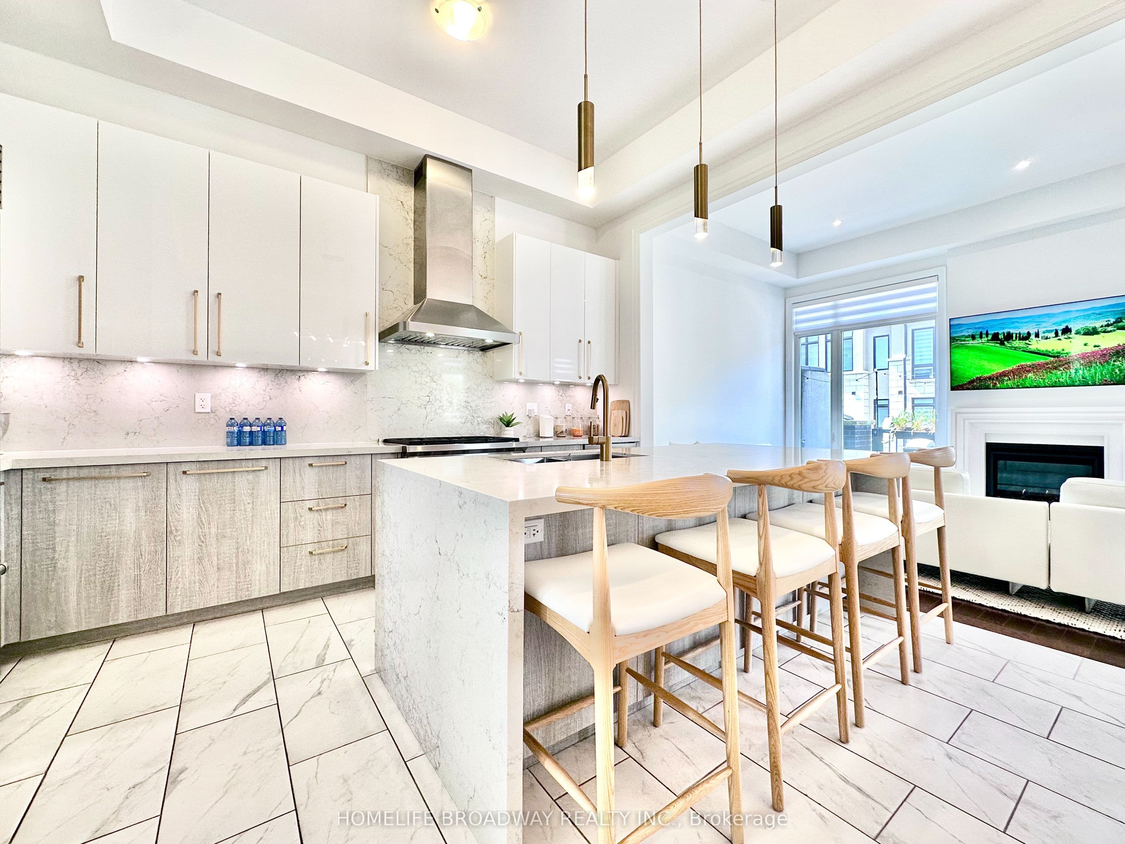 300 King Road, Richmond Hill, ON L4E 1H4