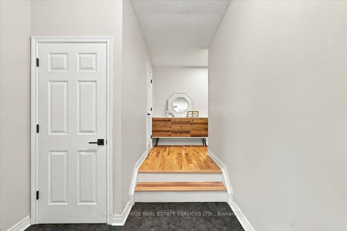 2182 Margot Street, Oakville, ON L6H 3M1