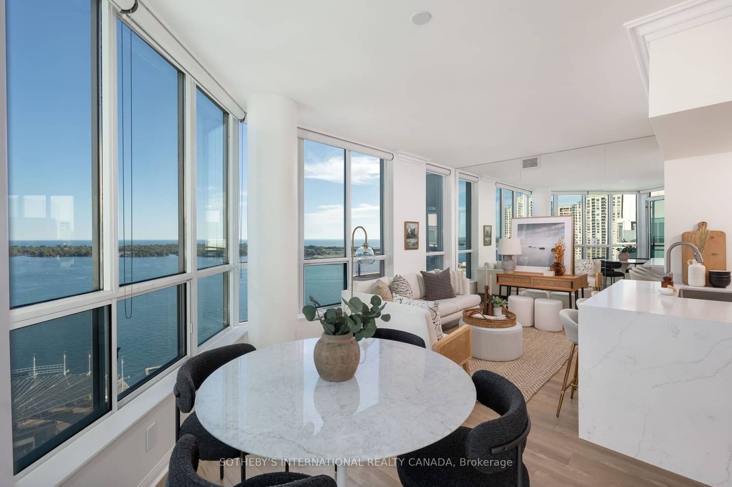 230 Queens Quay W 2811, Toronto, ON M5J 2Y7