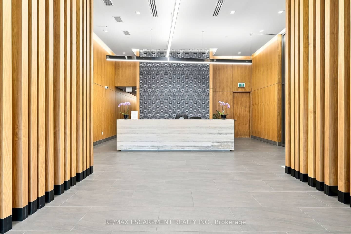 8 Ann Street 902, Mississauga, ON L5G 3E6