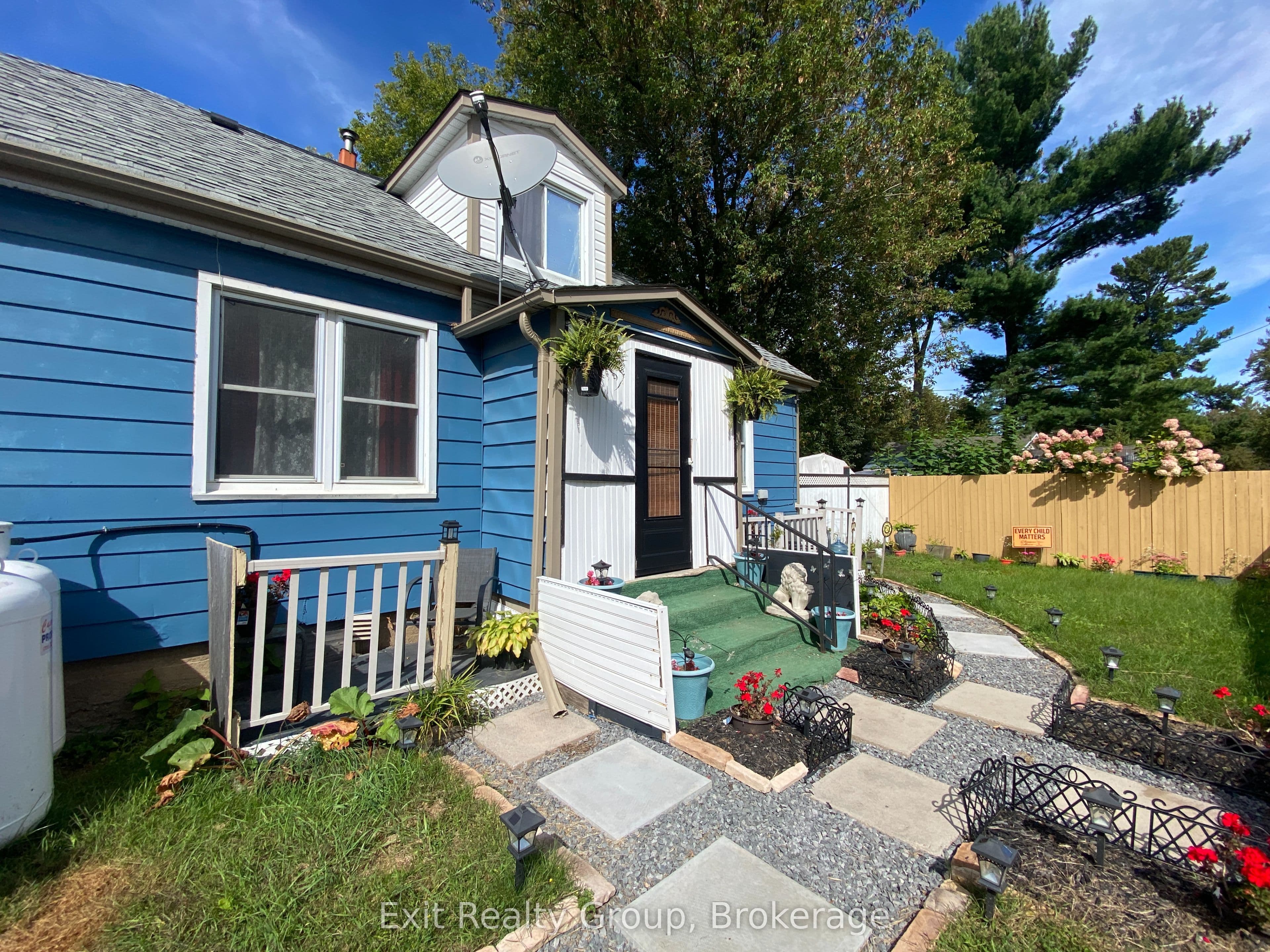 33 Glastonbury Road, Addington Highlands, ON K0H 2G0