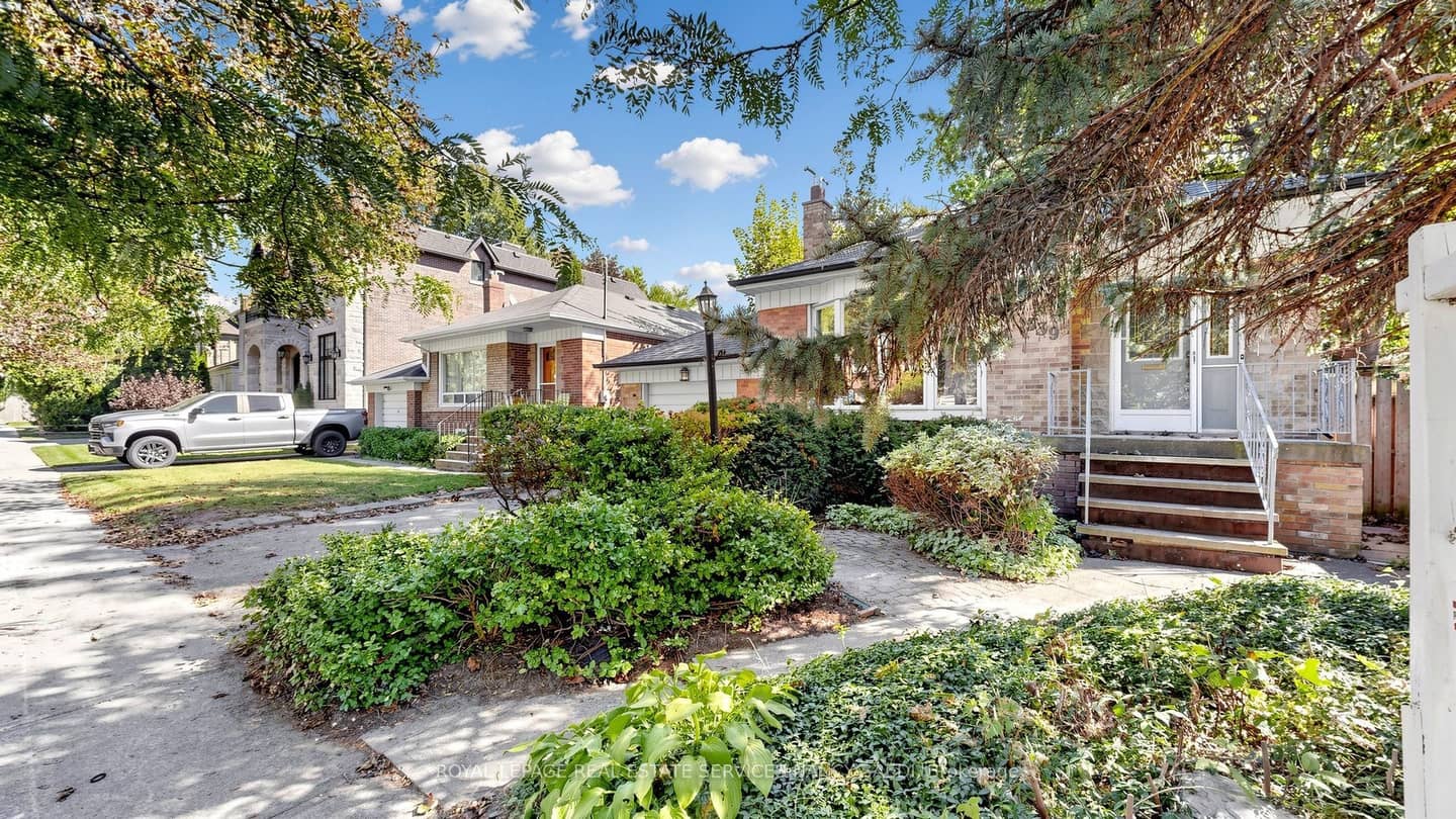 339 Elmwood Avenue, Toronto, ON M2N 3N2