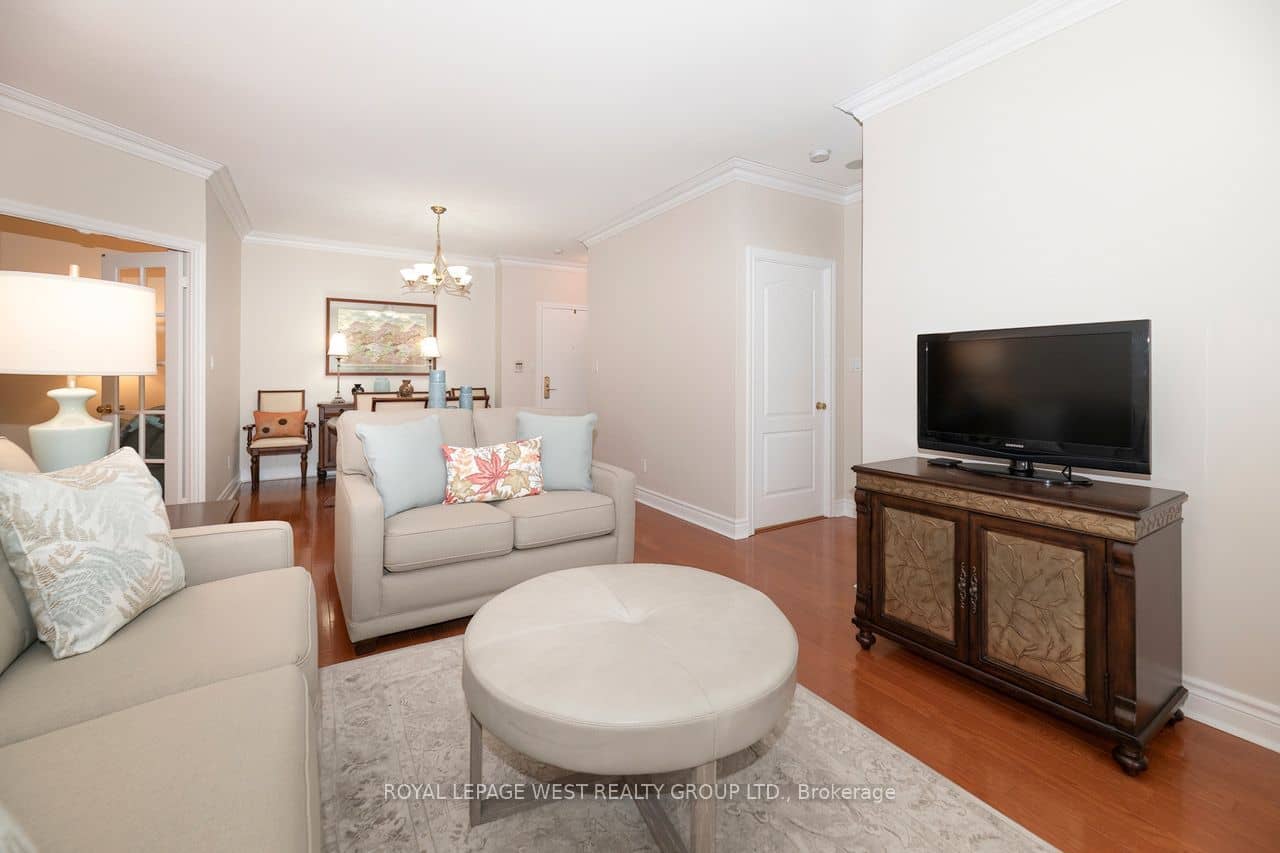 1 Lomond Drive 302, Toronto, ON M8X 2Z3