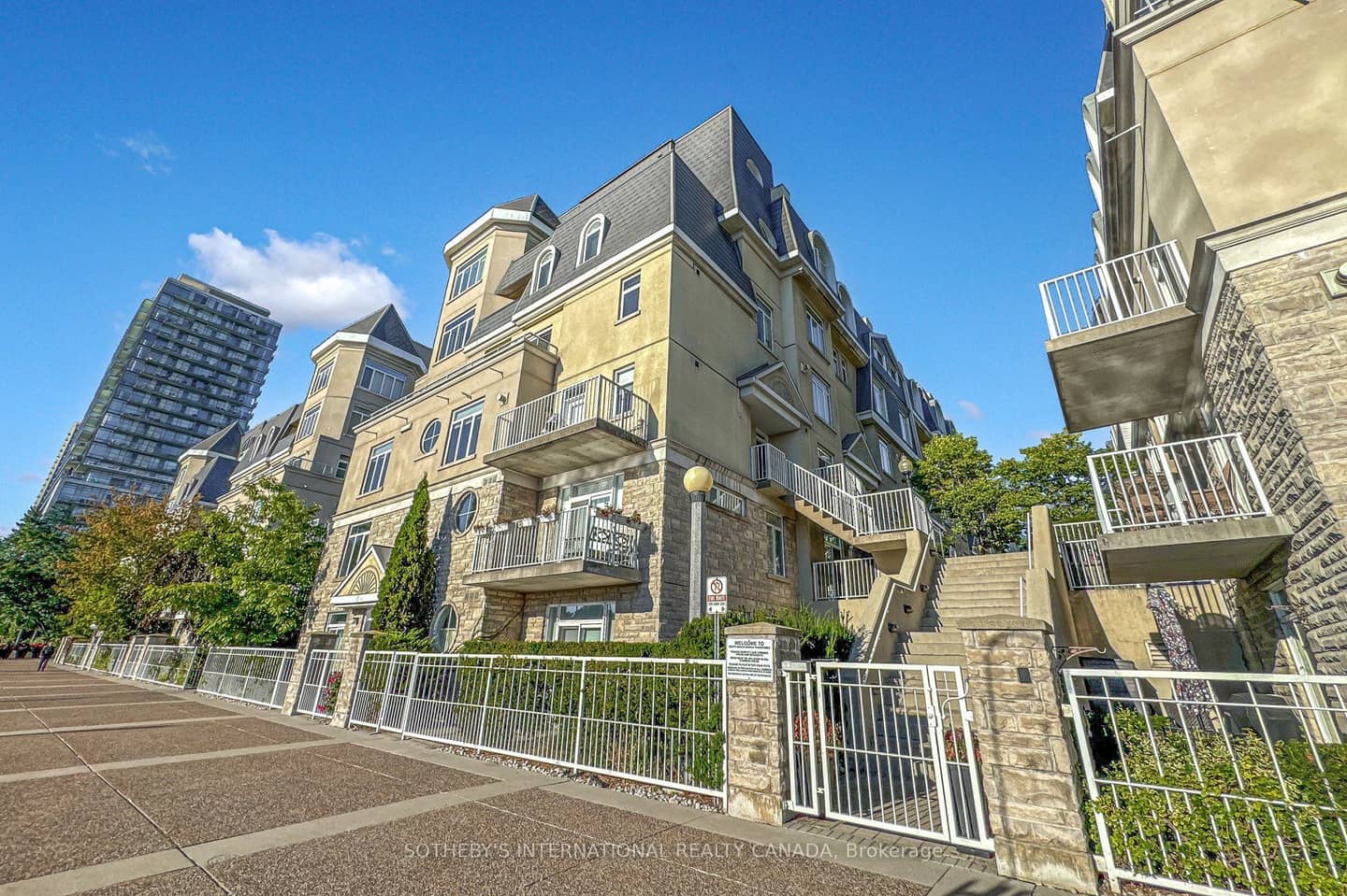 32 Stadium Road 377, Toronto, ON M5V 3P4