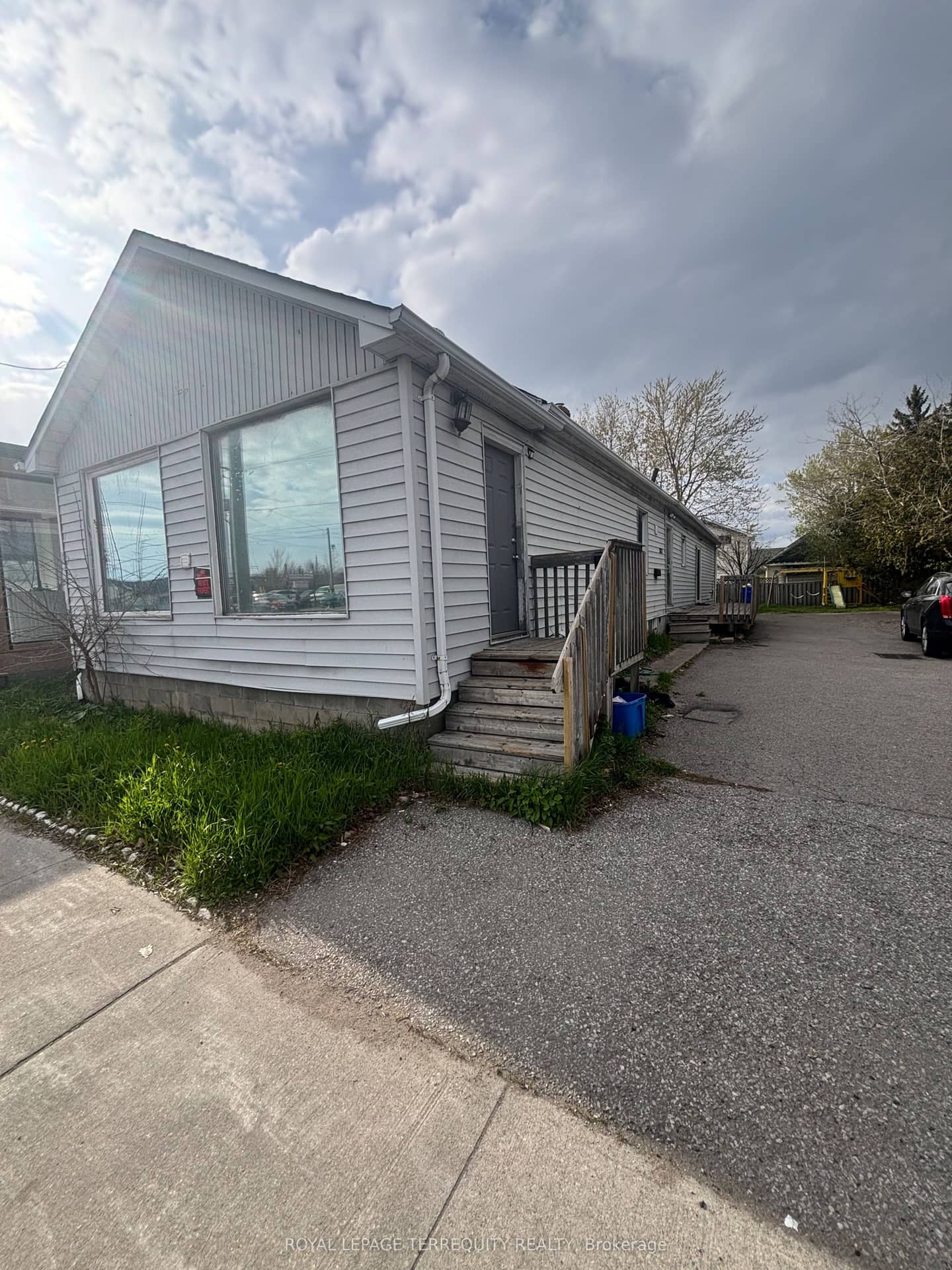 252 Bloor Street E, Oshawa, ON L1H 3M6