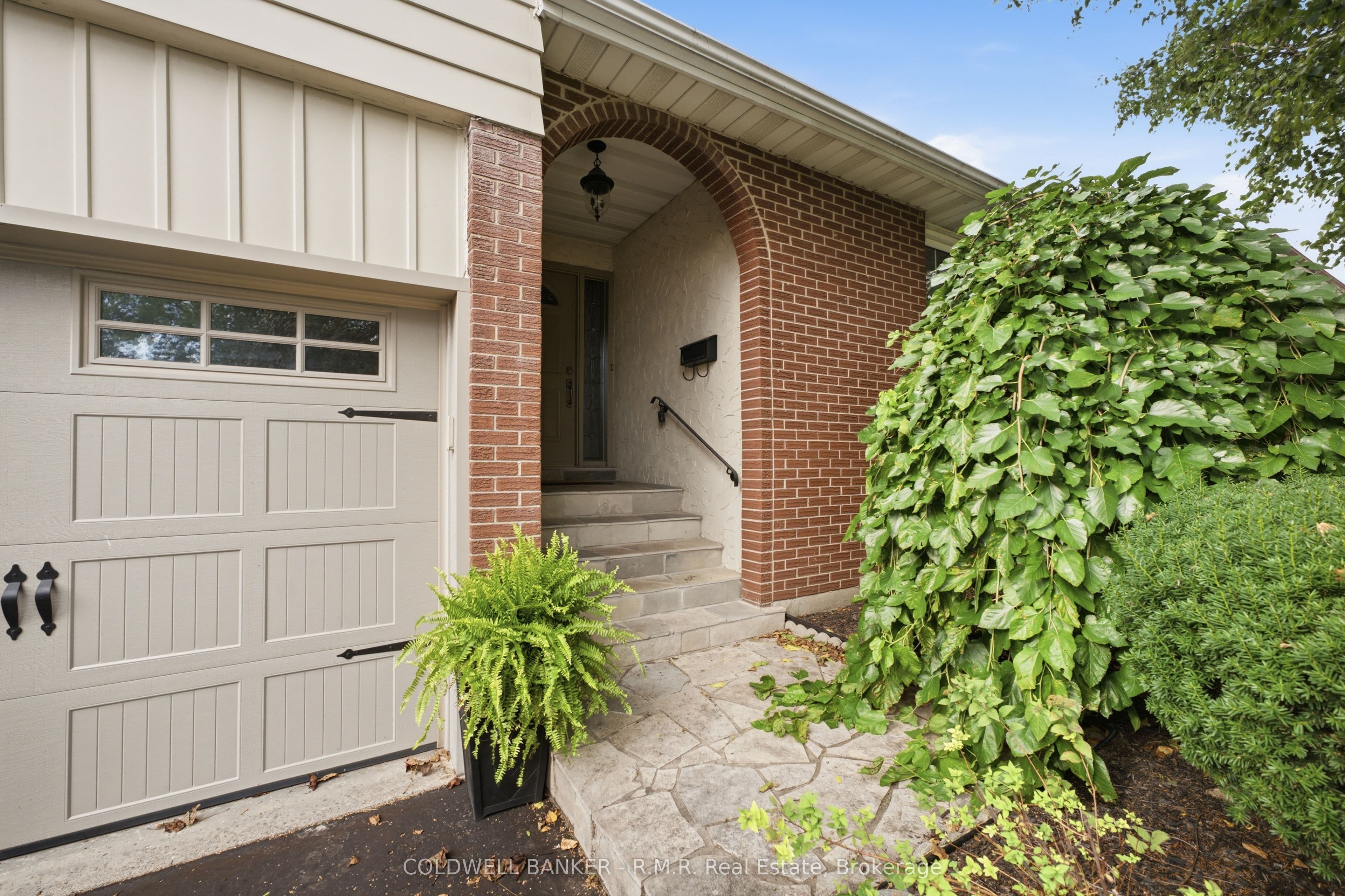 946 Beaufort Court, Oshawa, ON L1G 7J8