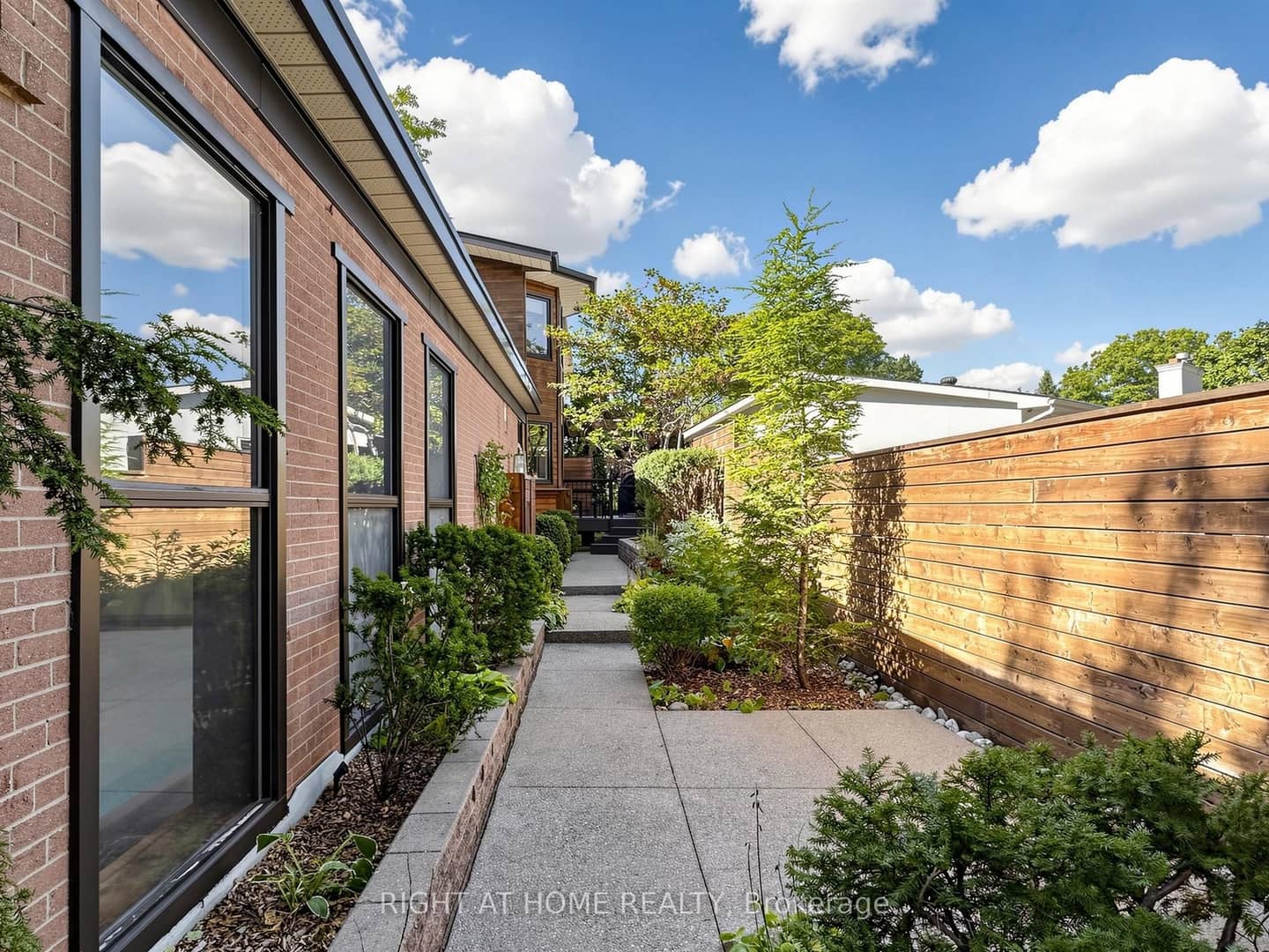 4 Grovetree Road, Toronto, ON M9V 2Y2