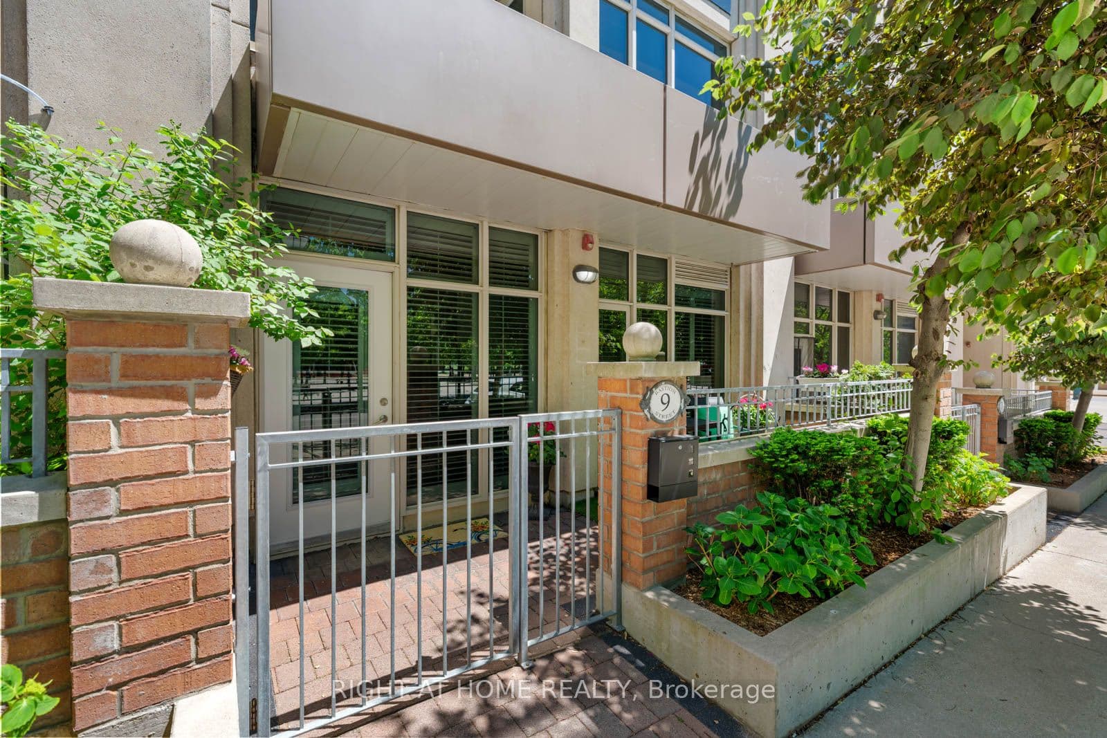 9 Bastion Street, Toronto, ON M5V 1A4
