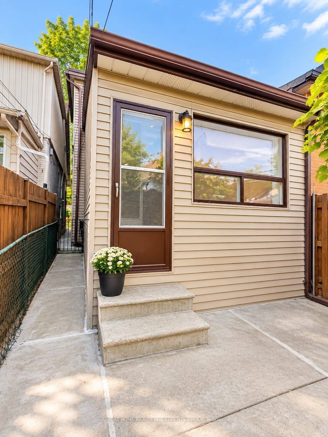 242 Silverthorn Avenue, Toronto, ON M6N 3K4