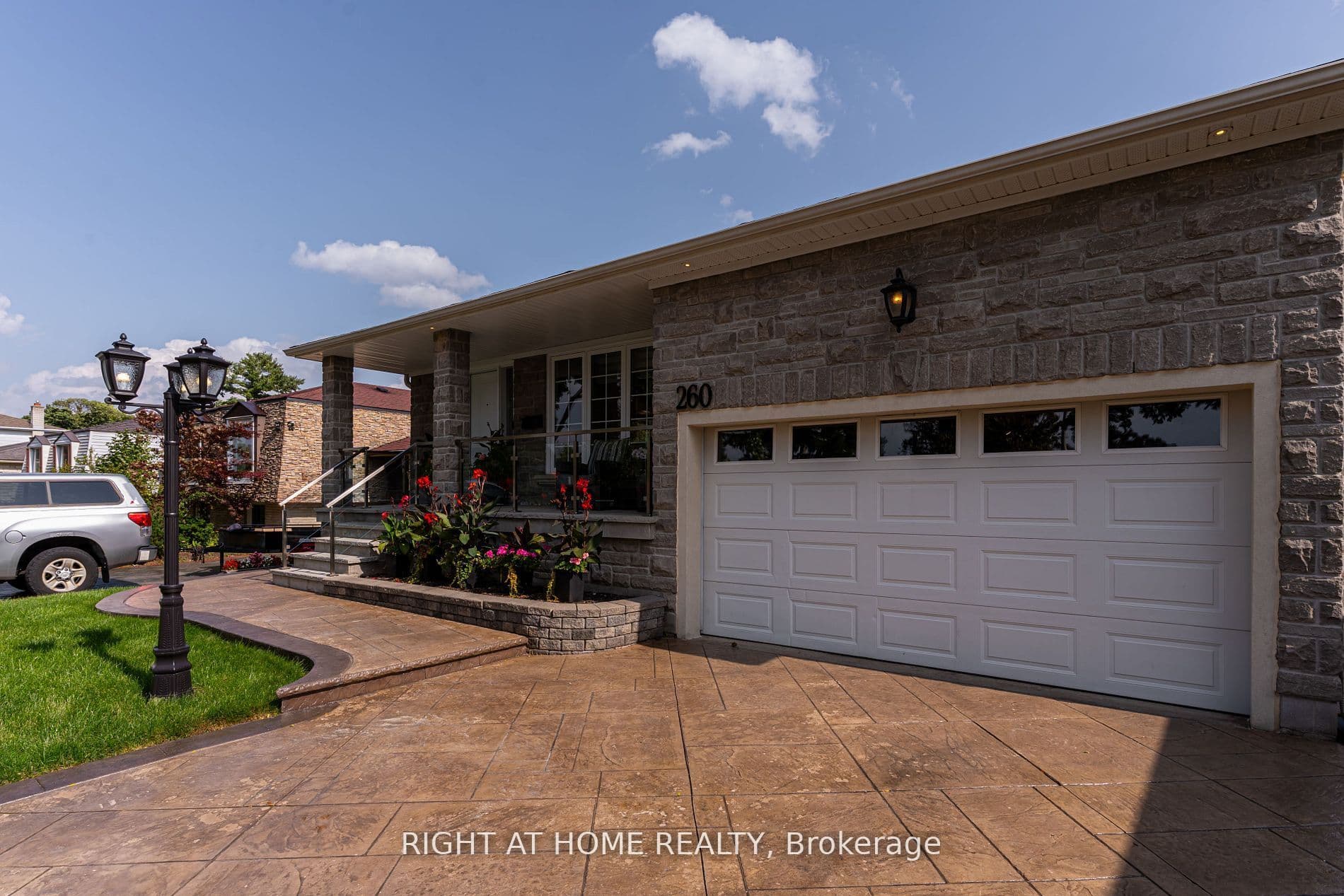 260 Louis Drive, Mississauga, ON L5B 1Y9