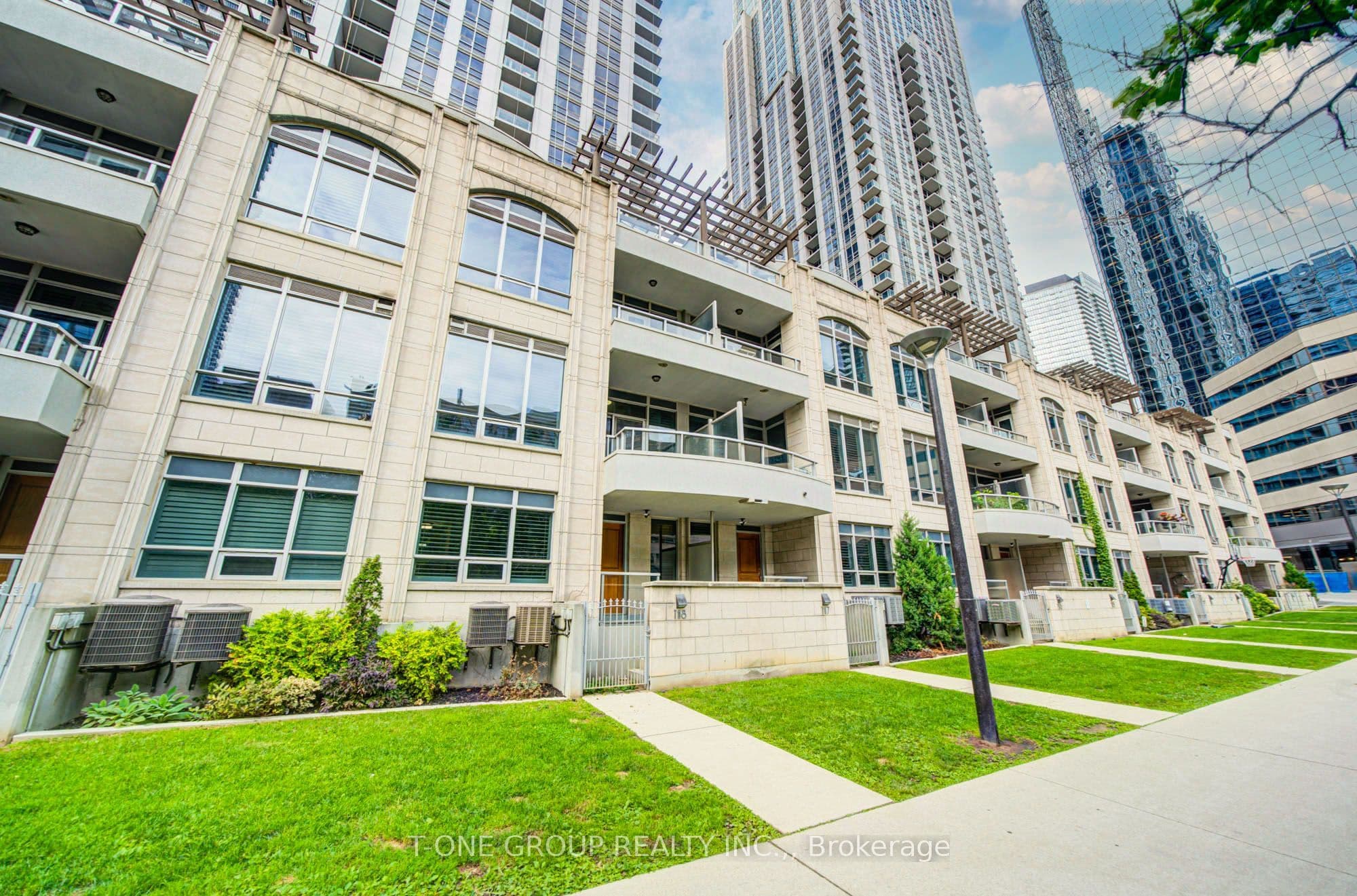 761 Bay Street TH 8, Toronto, ON M5G 2R2
