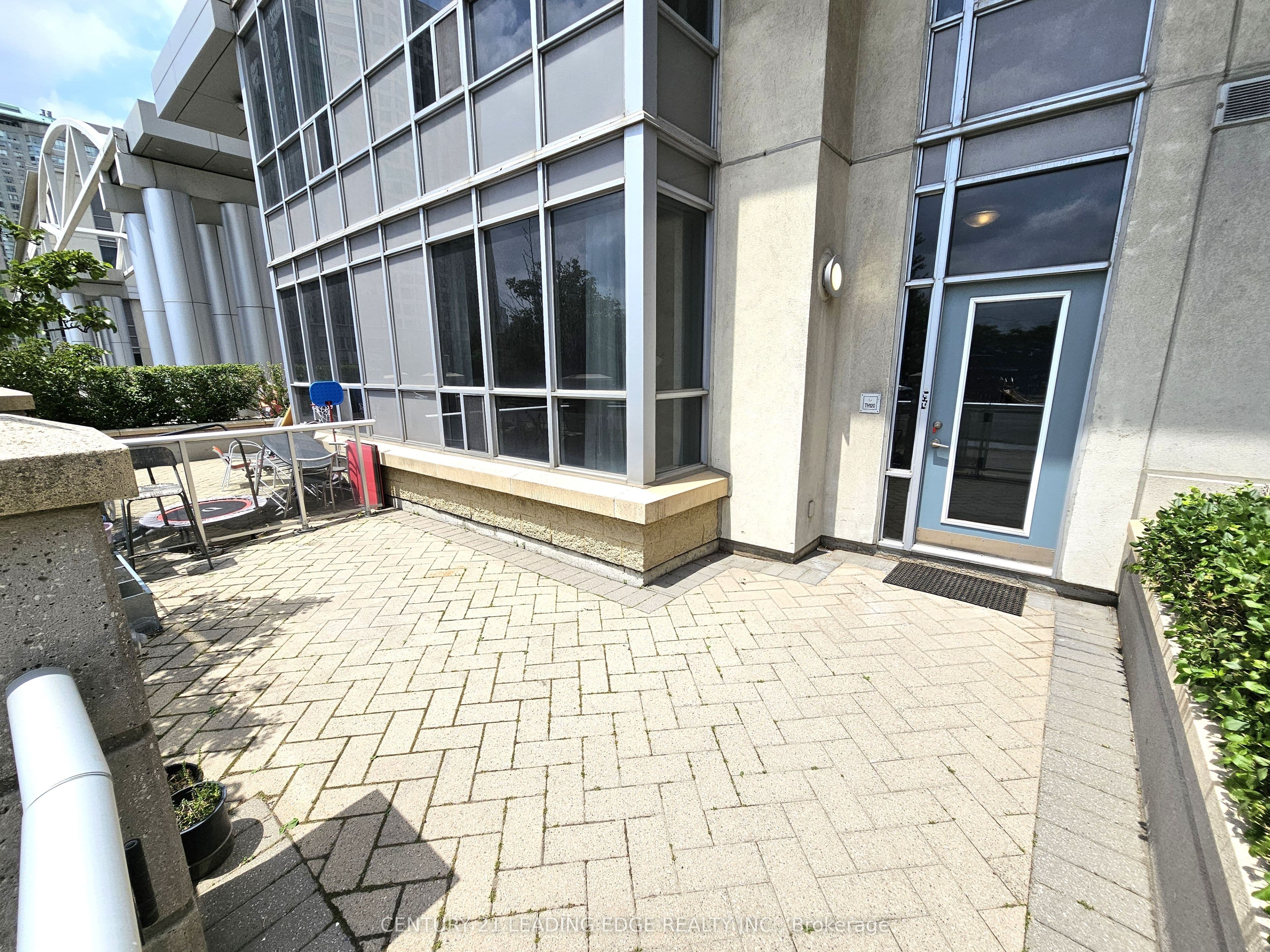 38 Lee Centre Drive TH120, Toronto, ON M1H 3J7