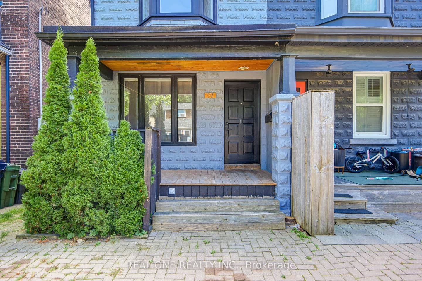 19 Battenberg Avenue, Toronto, ON M4L 1J7