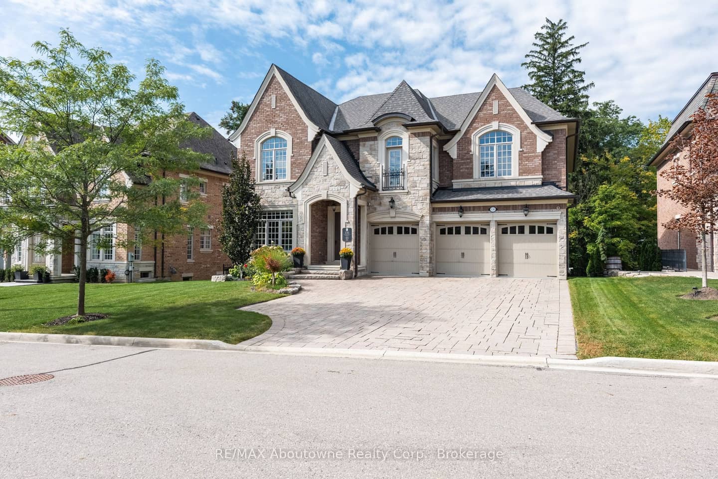 136 Annsleywood Court, Vaughan, ON L4H 4G6