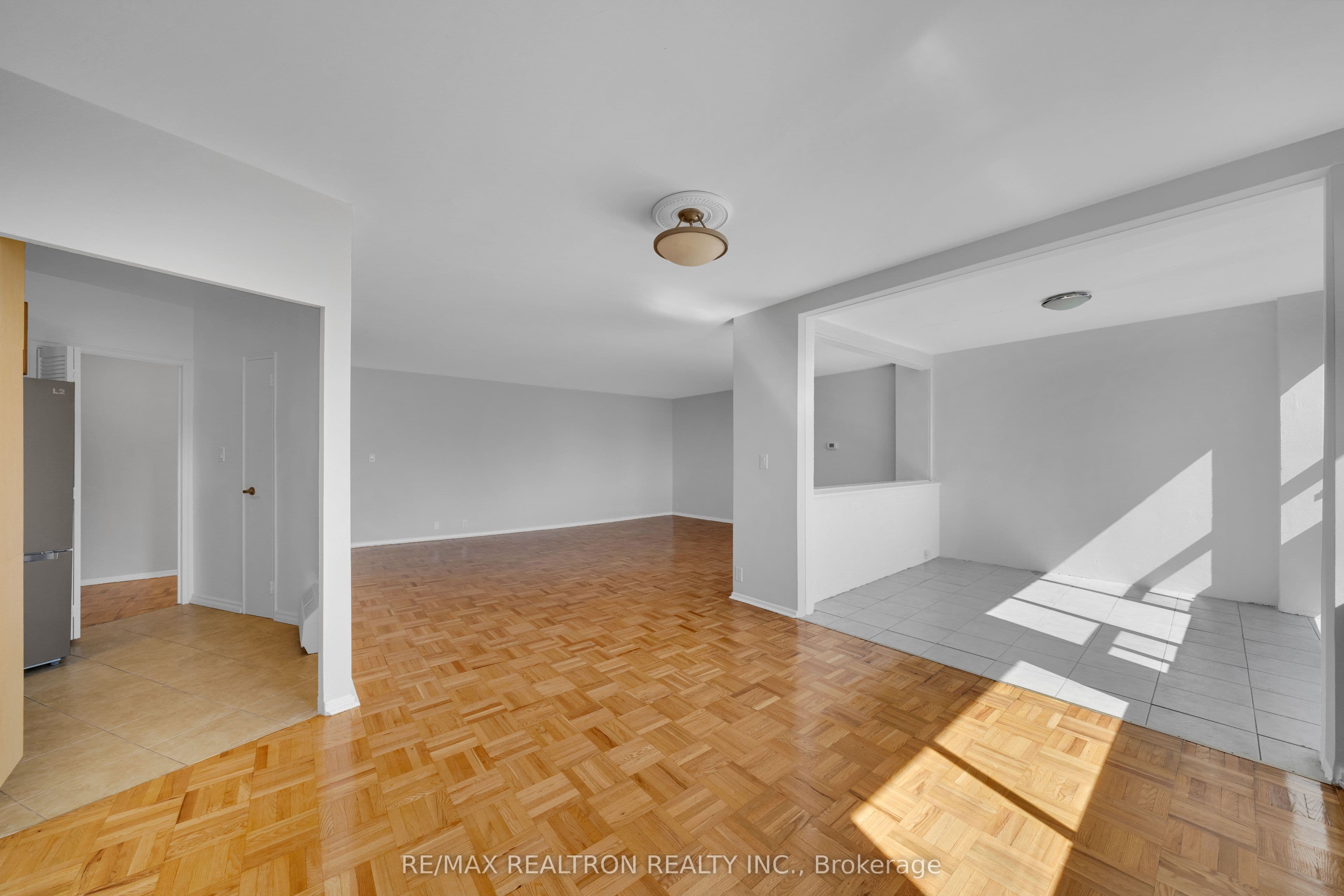 9 Deer Park Crescent 401, Toronto, ON M4V 2C4