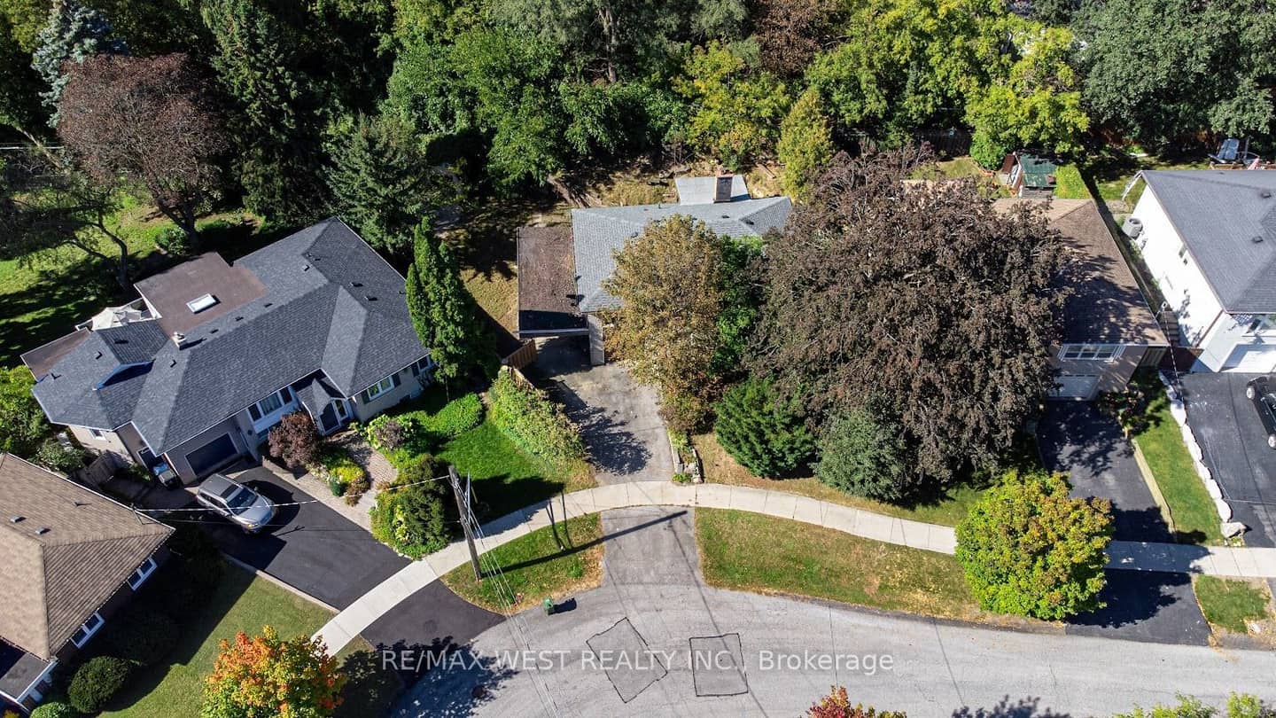39 Mcmanus Road, Toronto, ON M9P 2J9
