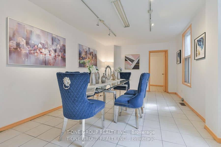 15 Kensington Avenue, Toronto, ON M5T 2J8