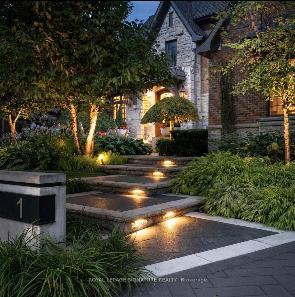 1 Oakley Place, Toronto, ON M2P 2G3