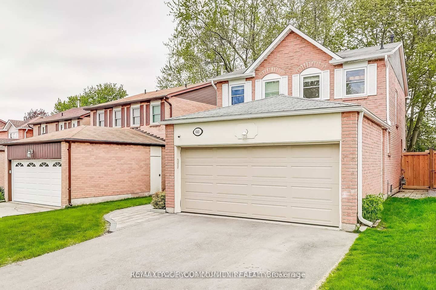 660 Foxwood Trail, Pickering, ON L1V 3X8