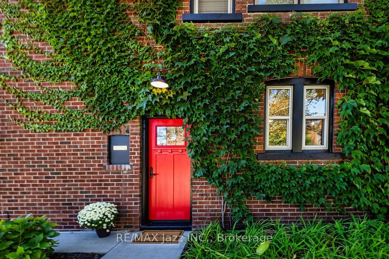 142 Adelaide Avenue W, Oshawa, ON L1G 1Y8