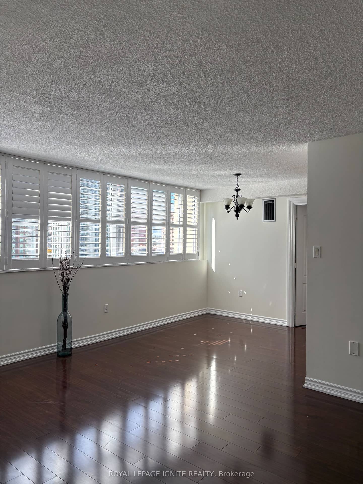 3590 Kaneff Crescent 1105, Mississauga, ON L5A 3X3