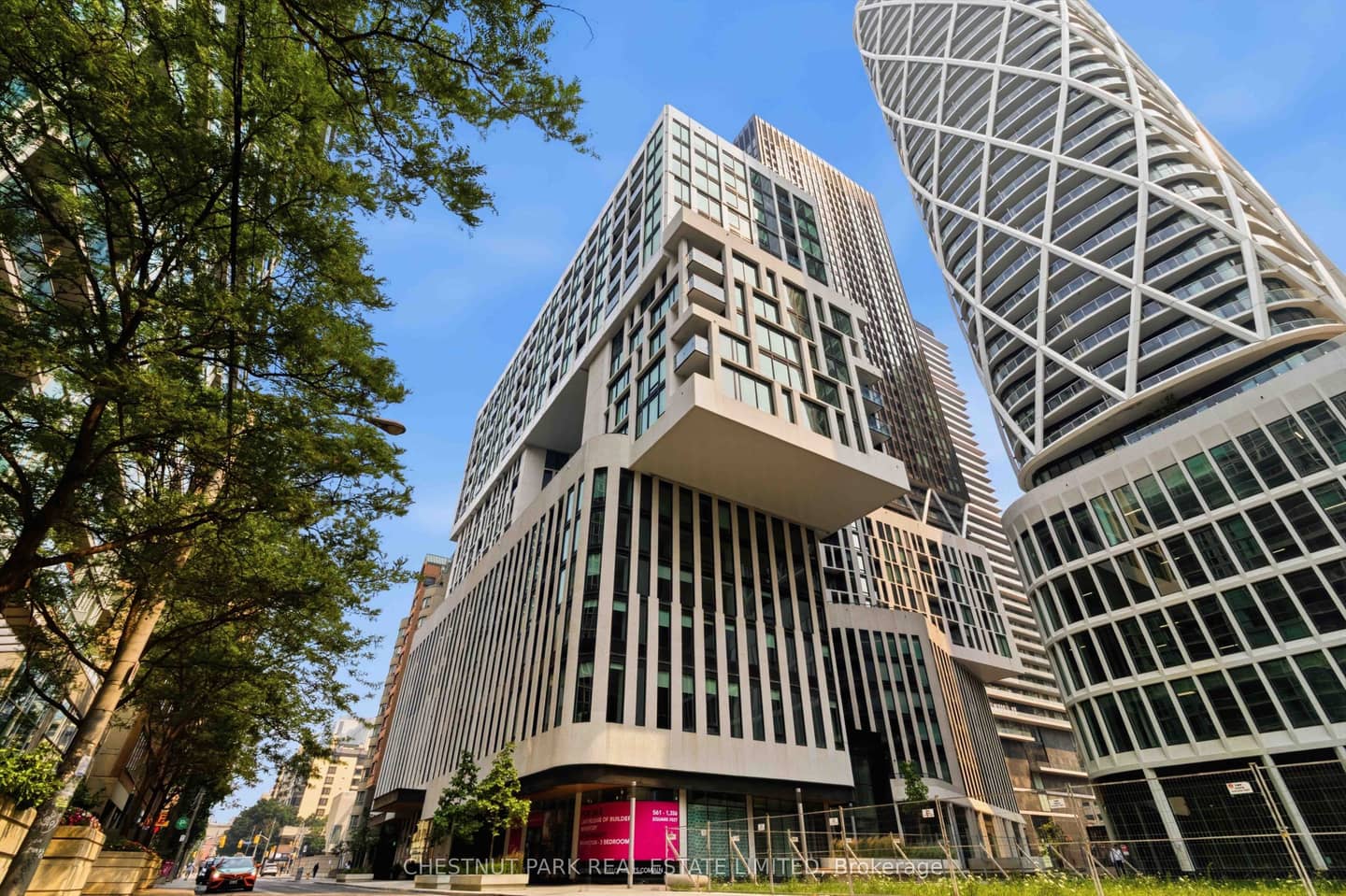 230 Simcoe Street 625, Toronto, ON M5T 1T4
