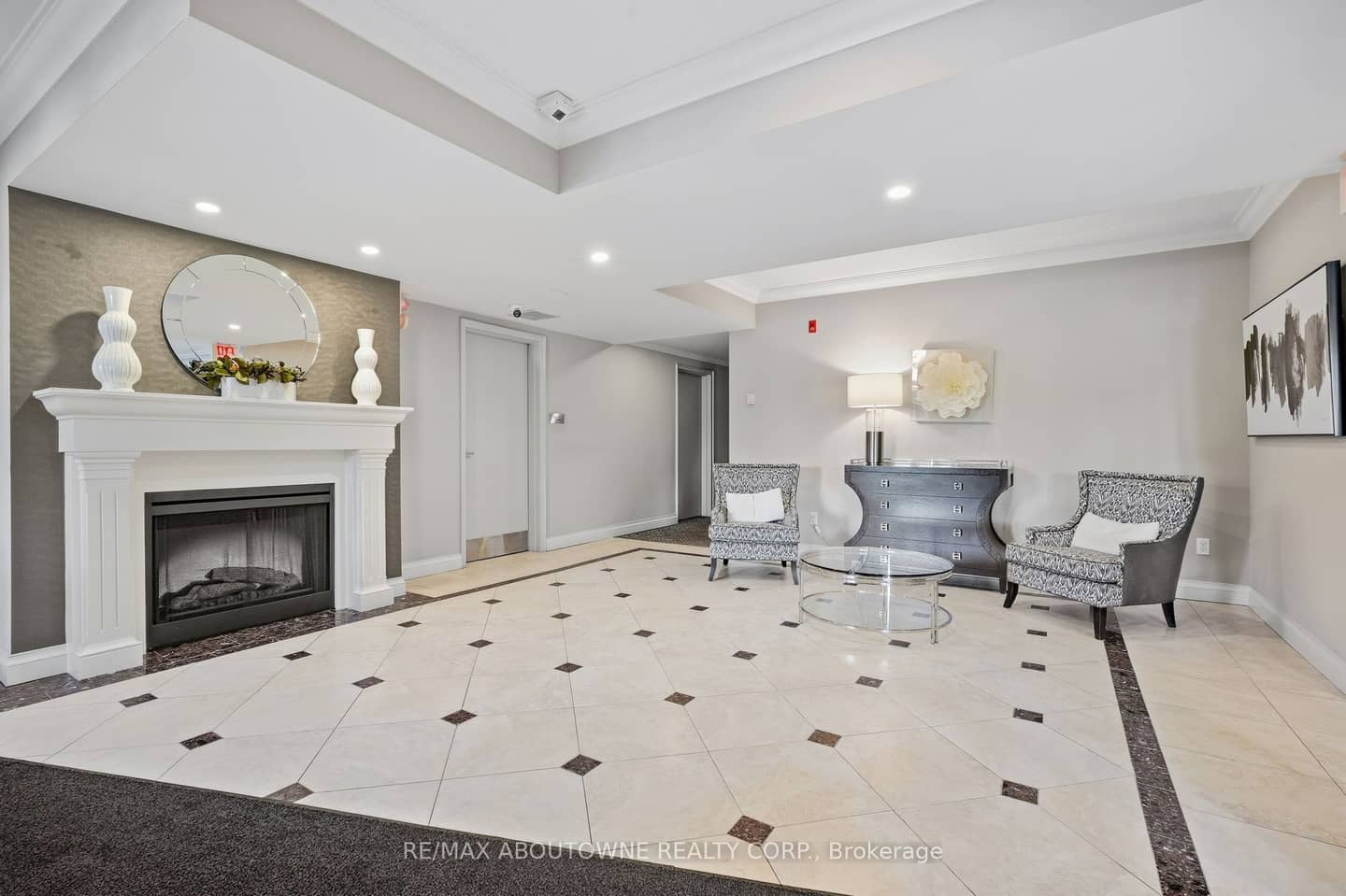 390 Upper Middle Road 301, Oakville, ON L6H 0A5