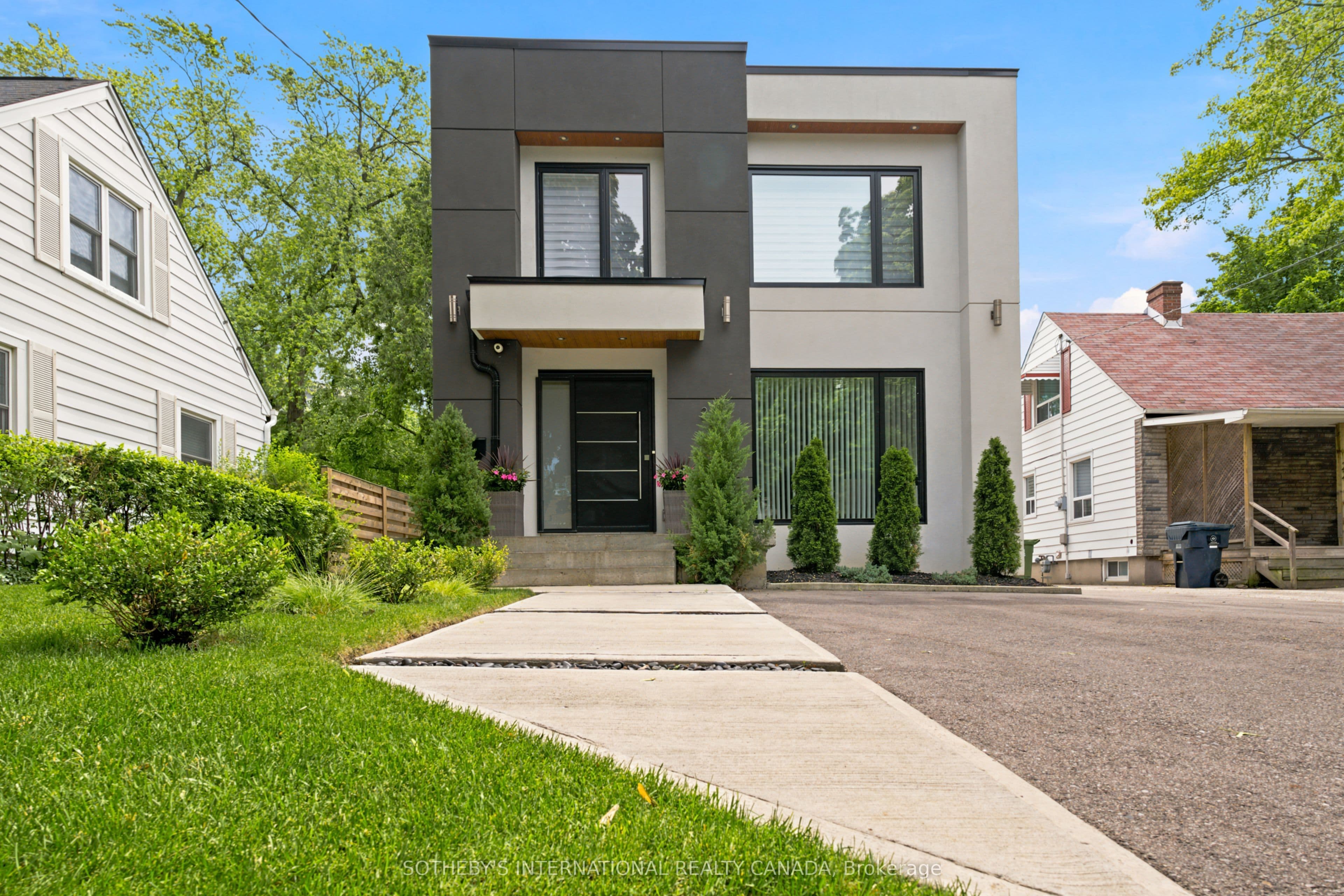 20 Uno Drive, Toronto, ON M8Z 3N6