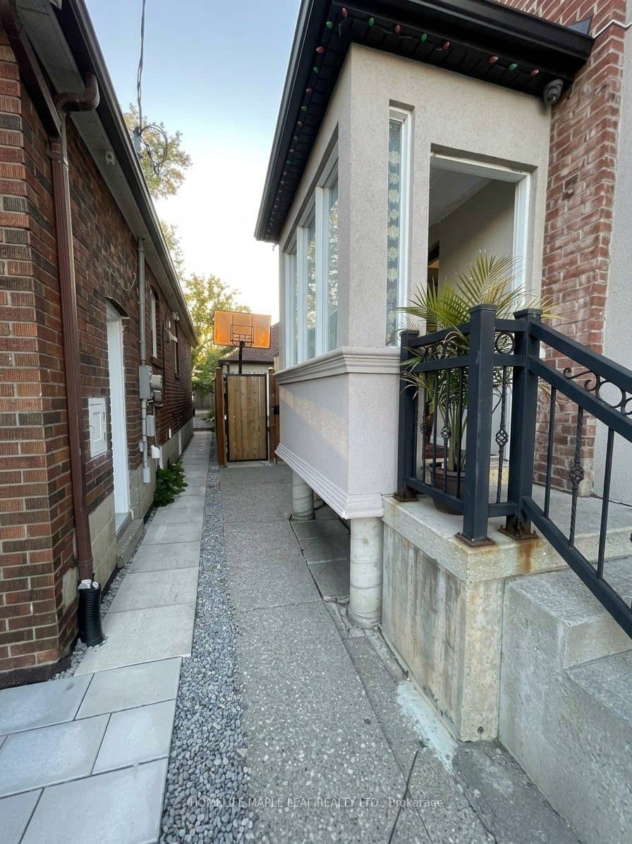 600 Oakwood Avenue, Toronto, ON M6E 2X8