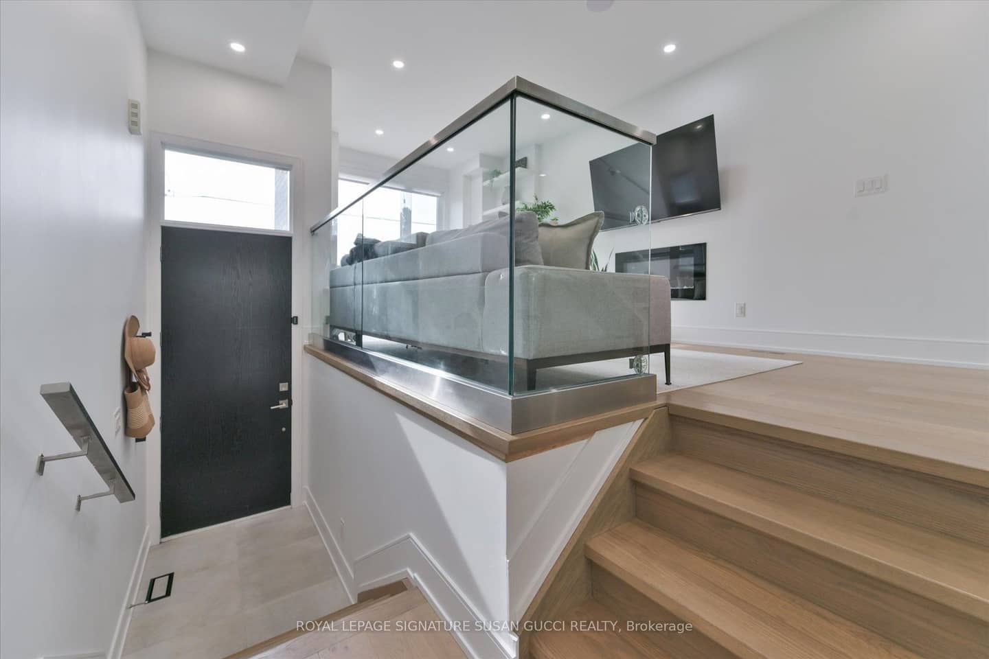 7A Everett Crescent, Toronto, ON M4C 4P3