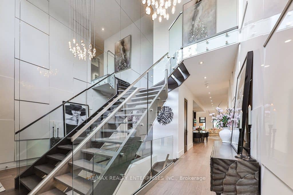 7B Iroquois Avenue, Mississauga, ON L5G 1M7