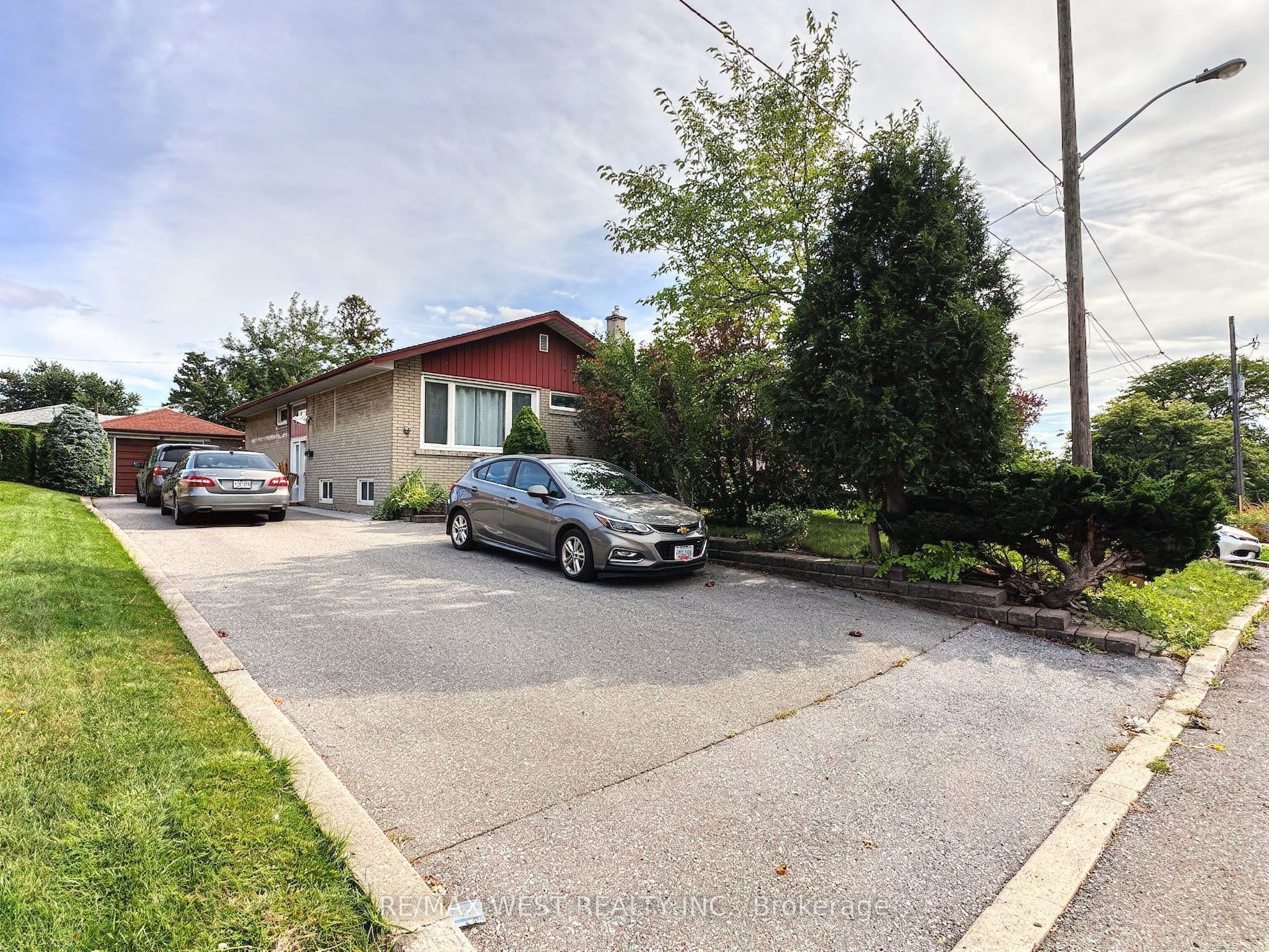 31 Valencia Crescent Lower Level, Toronto, ON M6L 1M3