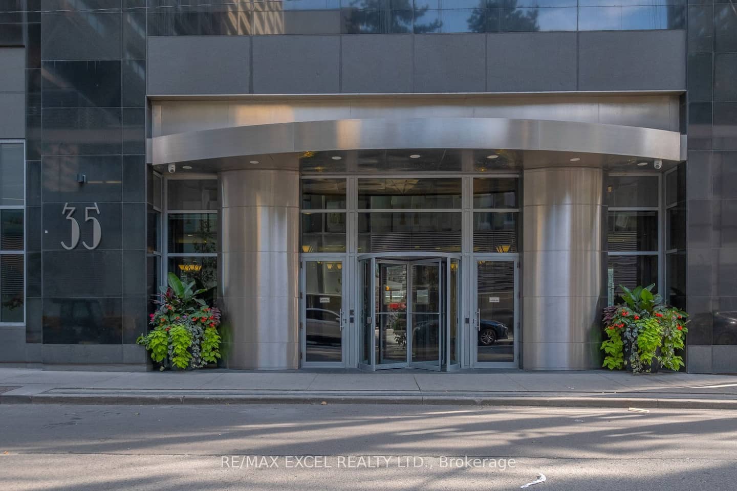 35 Balmuto Street 1205, Toronto, ON M4Y 0A3