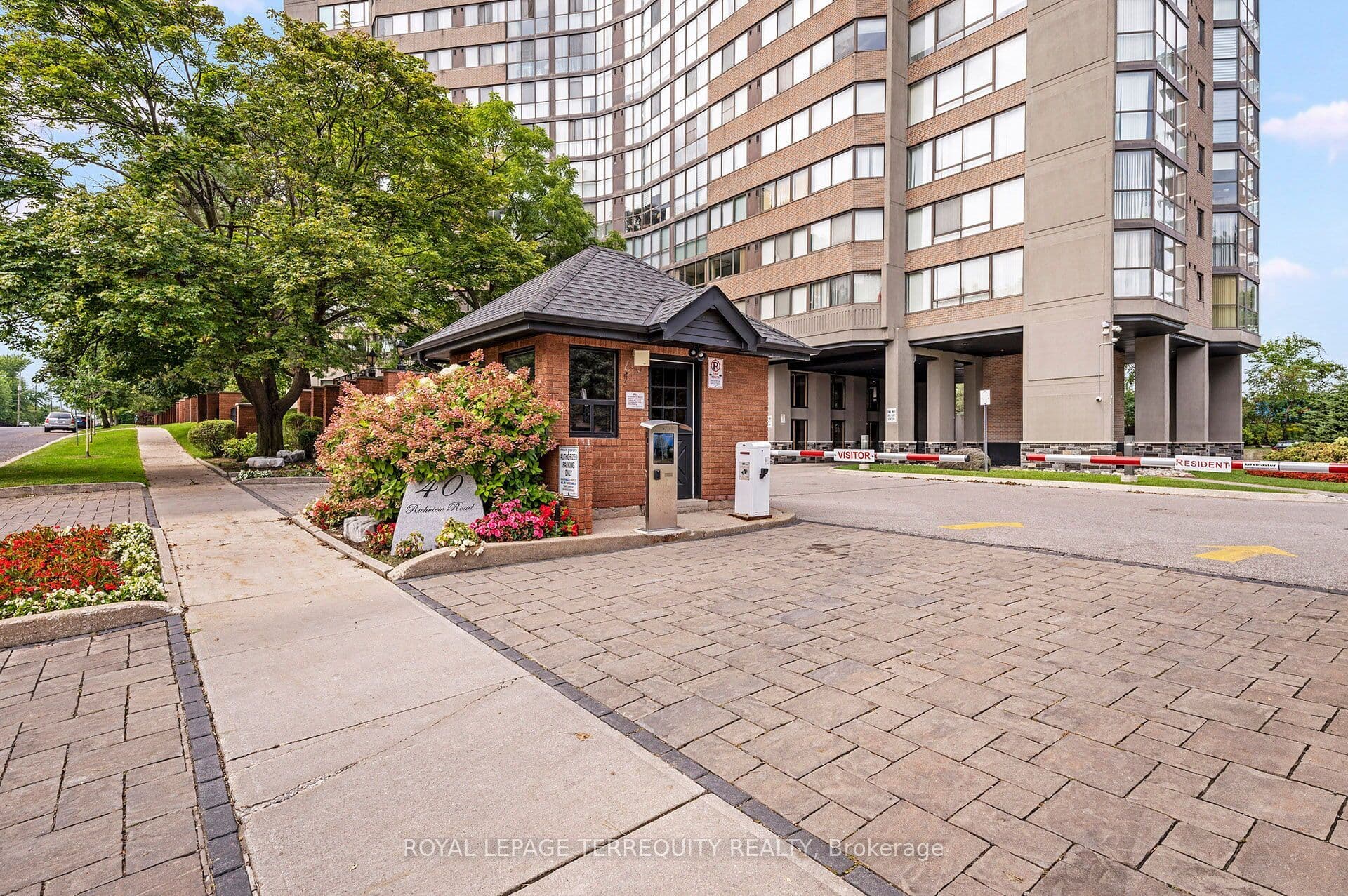 40 Richview Road 2002, Toronto, ON M9A 5C1